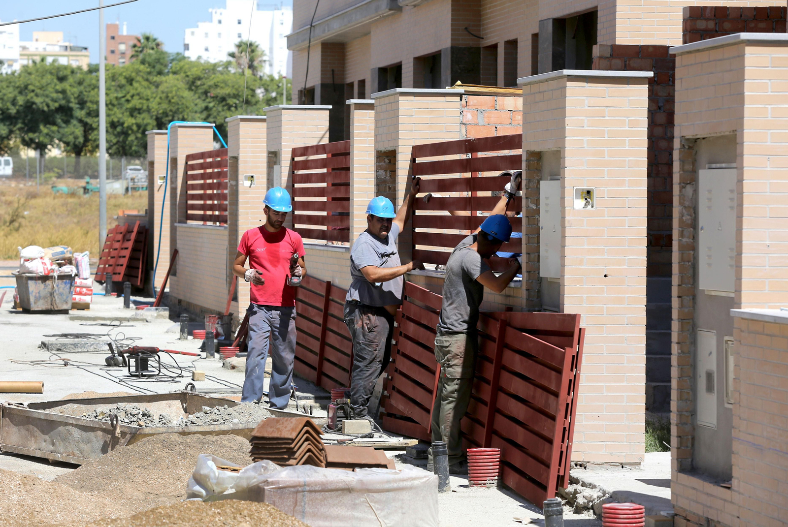 Varios profesionales de la construcción durante una jornada laboral en Huelva.