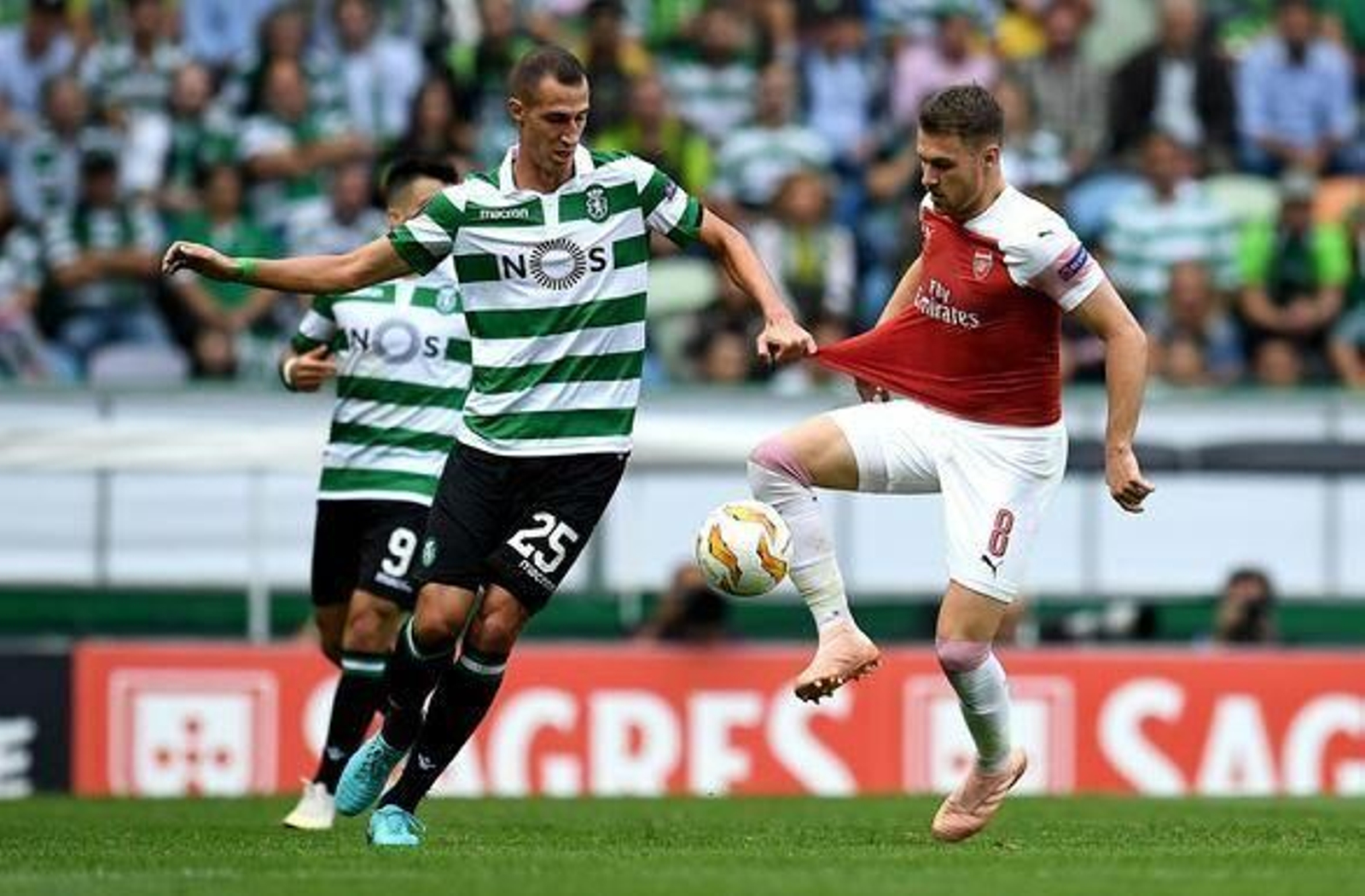 Petrovic, ante el Arsenal.