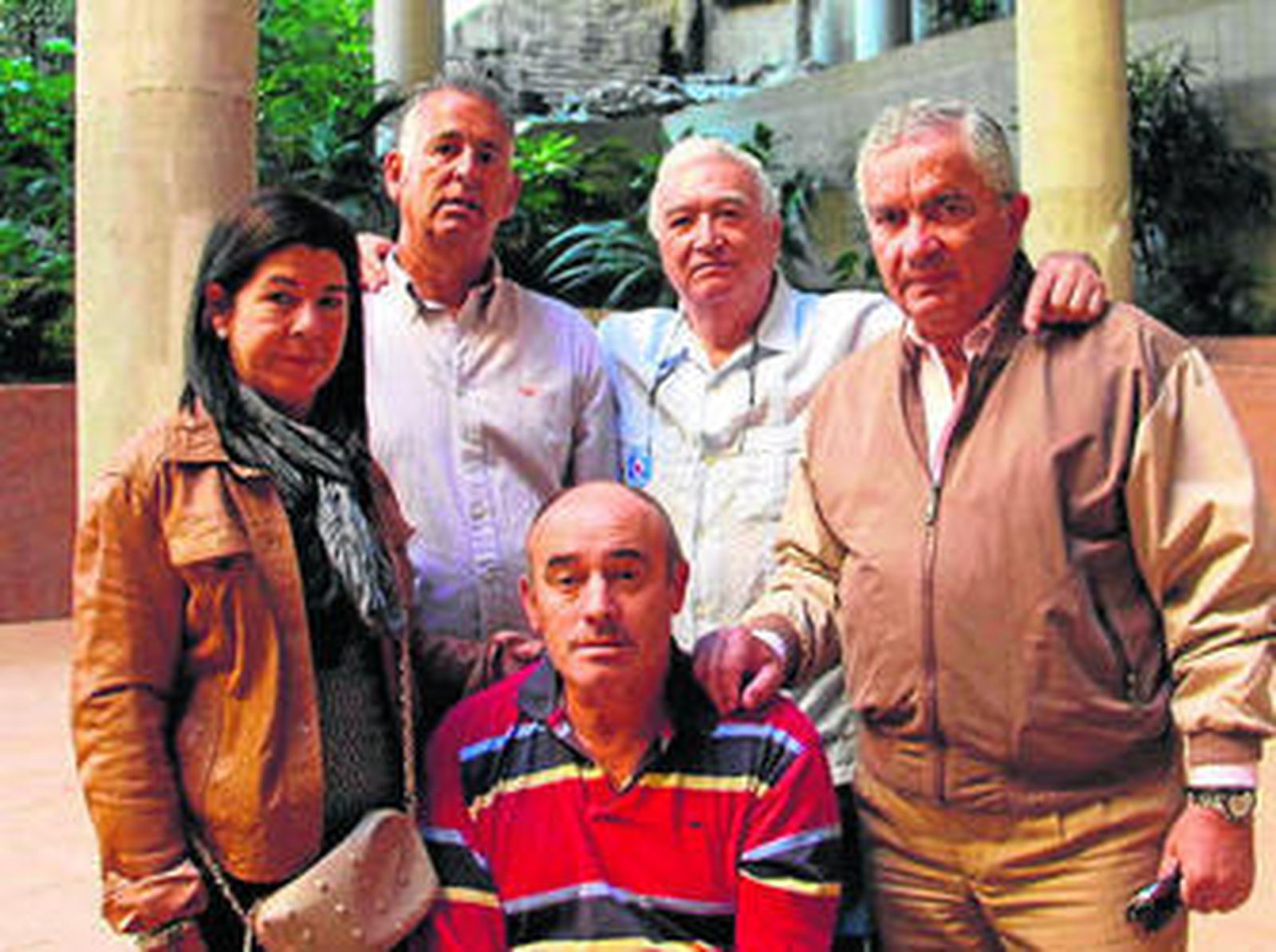 El Mangui y su esposa con José Luis Galloso, Paco Ragel y José Leo.