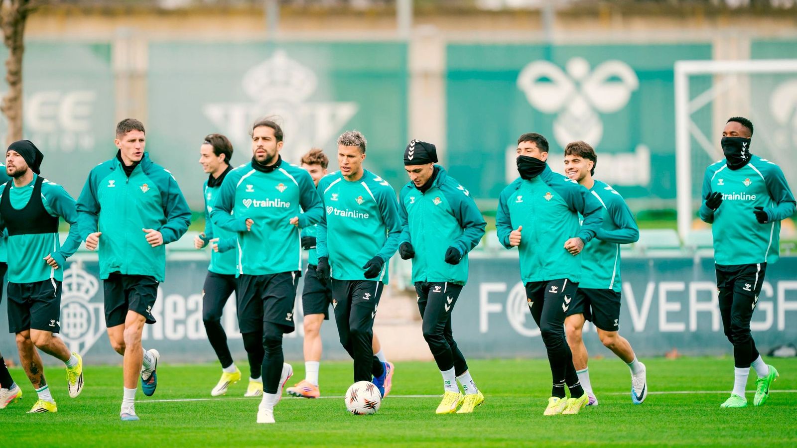 Los jugadores del Betis se ejercitan en la ciudad deportiva en el último entrenamiento antes de enfrentarse al Feyenoord en la Liga Europa.