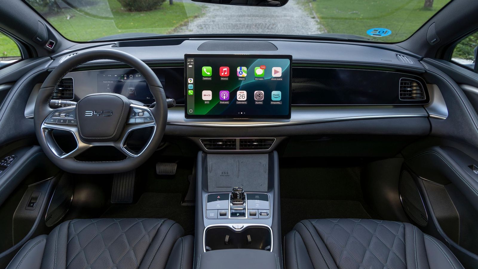 Si bien la mayoría de las funciones se manejan desde la pantalla central, entre los dos asientos se sitúa una consola con mandos físicos como el del ajuste de los modos de conducción.