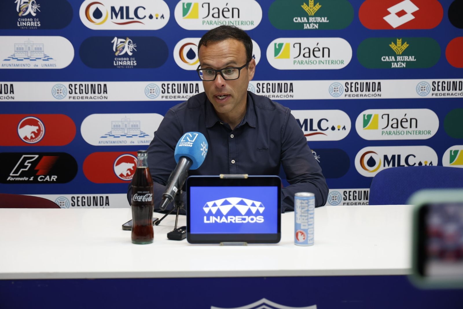 Miguel de la Fuente atiende a los medios de comunicación en la sala de prensa de Linarejos.