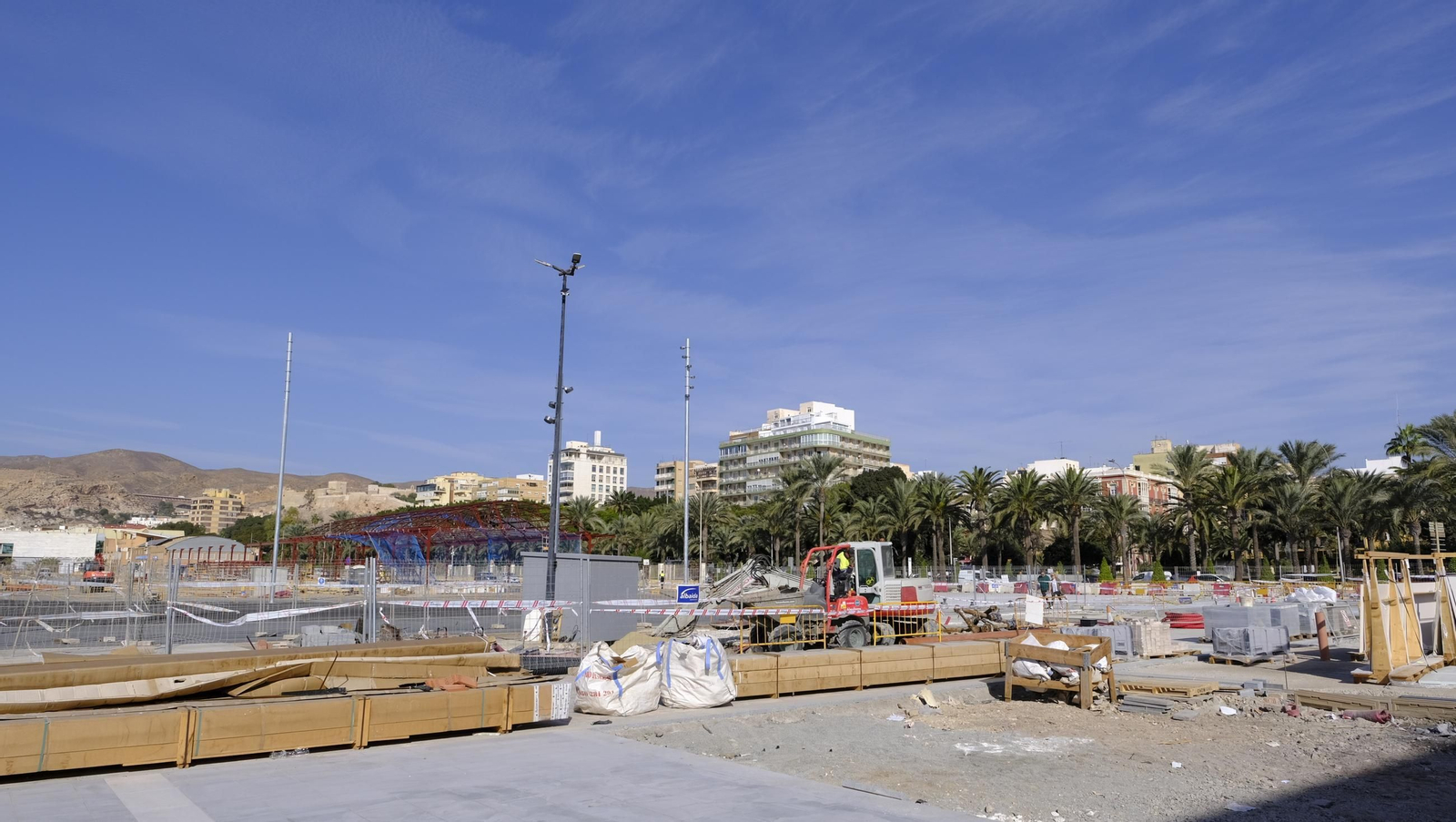La prueba del izado de la bandera española y las obras del Puerto de Almería, en imágenes