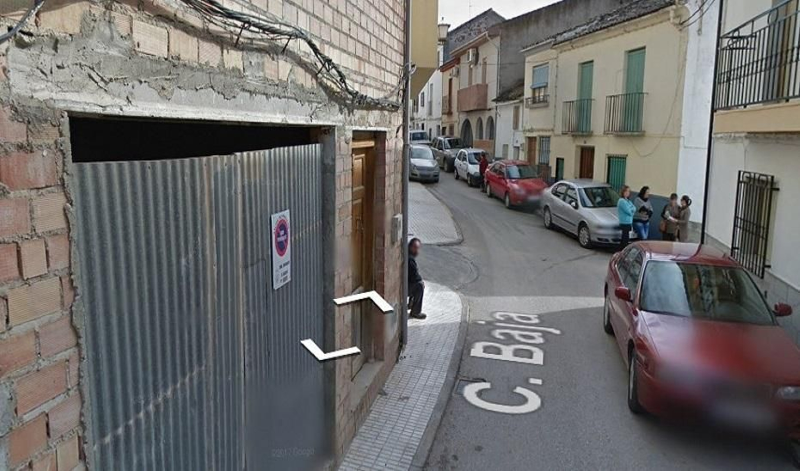 Calle Baja de Alcaudete donde se ha producido el incendio de un coche en un garaje. Calle Baja de Alcaudete donde se ha producido el incendio de un coche en un garaje.