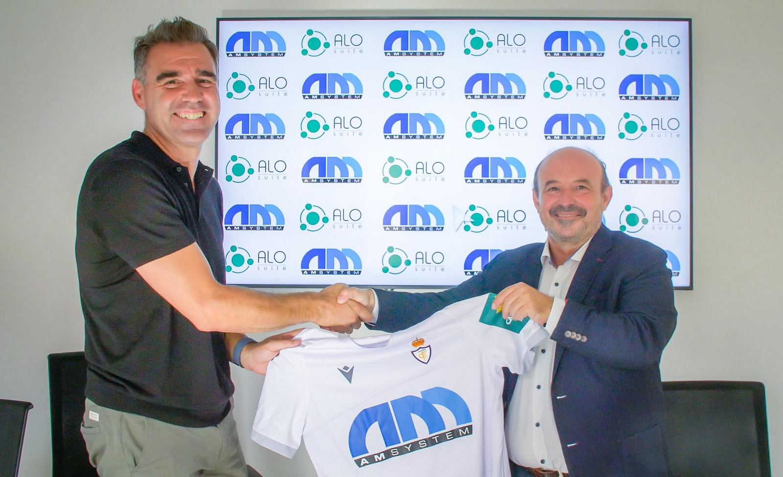 Fran Anera y Sebastián Moya posan con la camiseta del Real Jaén. Fran Anera y Sebastián Moya posan con la camiseta del Real Jaén.