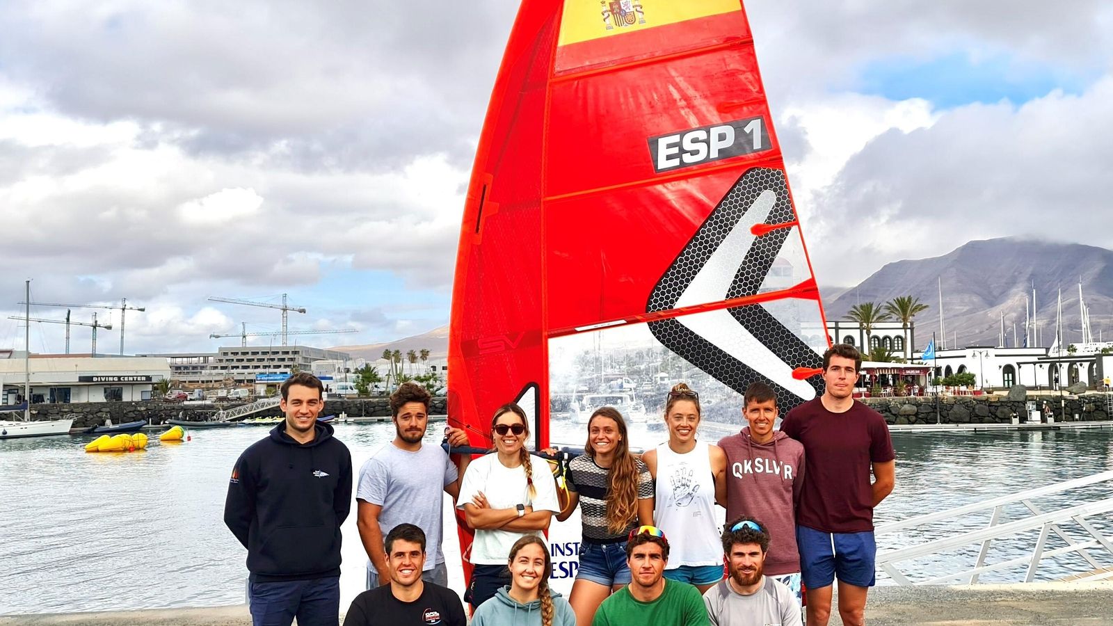 El equipo olímpico preliminar de iQFoil junto a sus entrenadores en Lanzarote: De izquierda a derecha fila superior: Jose Luis Boronat, Ángel Granda, Blanca Manchón, Andrea Torres, Nicole van ver Velden, Mateo Sanz y Jorge Aranzueque. Fila inferior: Tomás Vieito, Pilar Lamadrid, Fernando Lamadrid y Marcos Fernández.