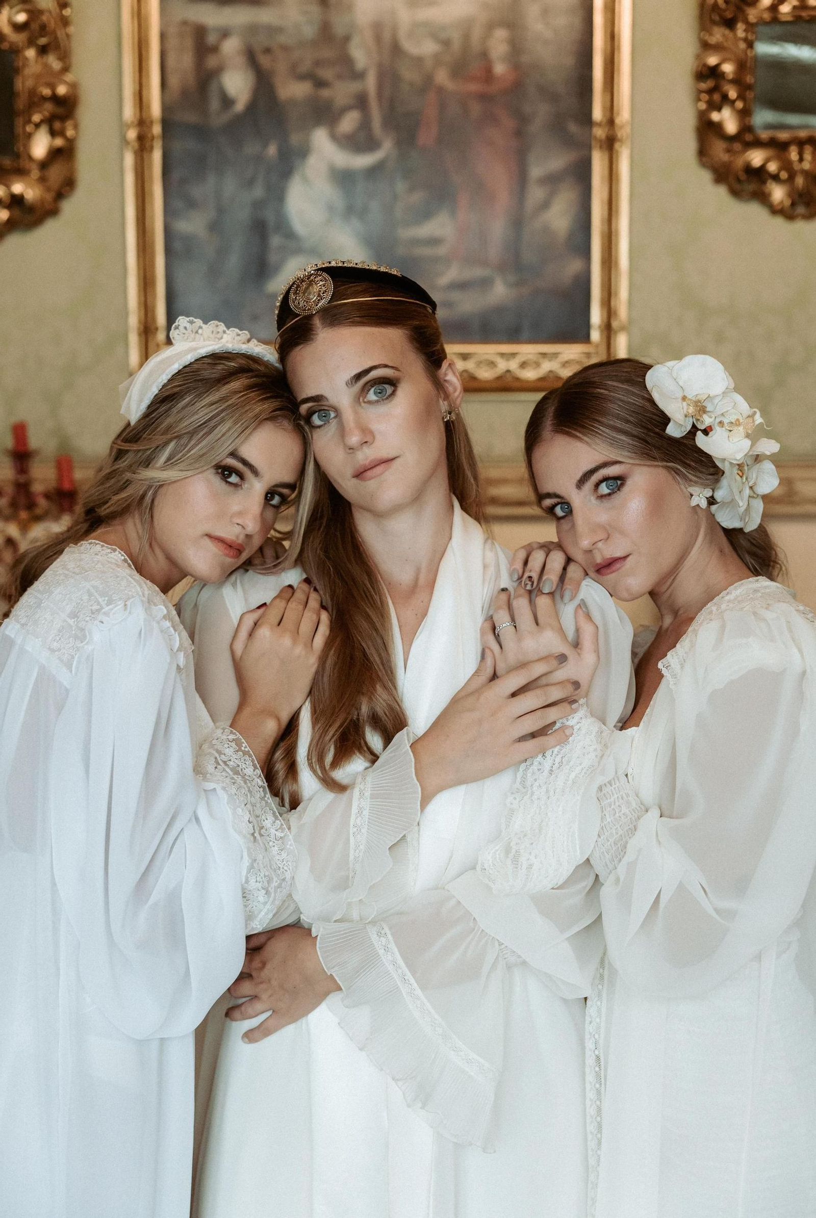 Piezas de Tocados Jaqueline en la editorial de novias.