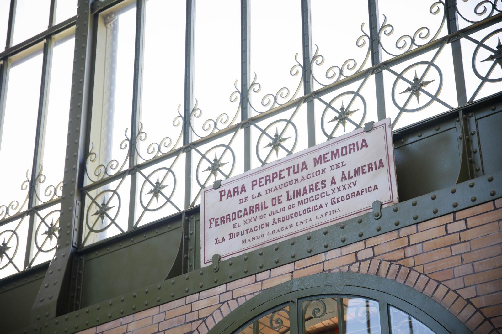 El delegado del Gobierno, Pedro Fernández, visita la estación histórica de Renfe en Almería, en imágenes