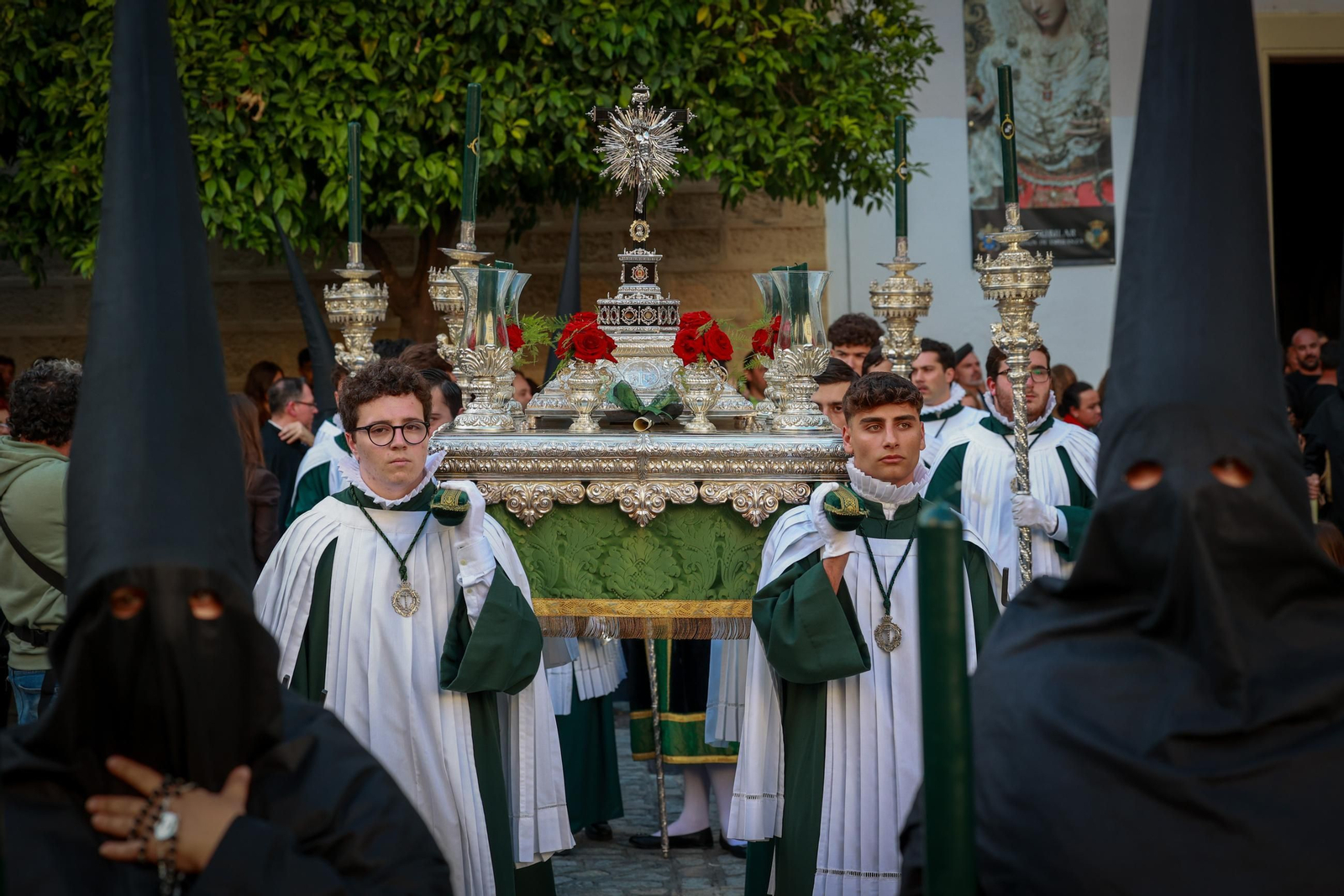 Imágenes de la salida de Vera Cruz en la Semana Santa de Cádiz 2025
