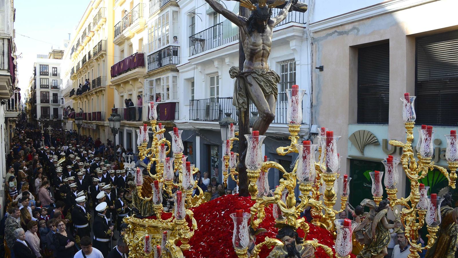 El paso del Cristo de la Misericordia atraviesa la calle Nueva antes de enfilar San Juan de Dios. El paso del Cristo de la Misericordia atraviesa la calle Nueva antes de enfilar San Juan de Dios.