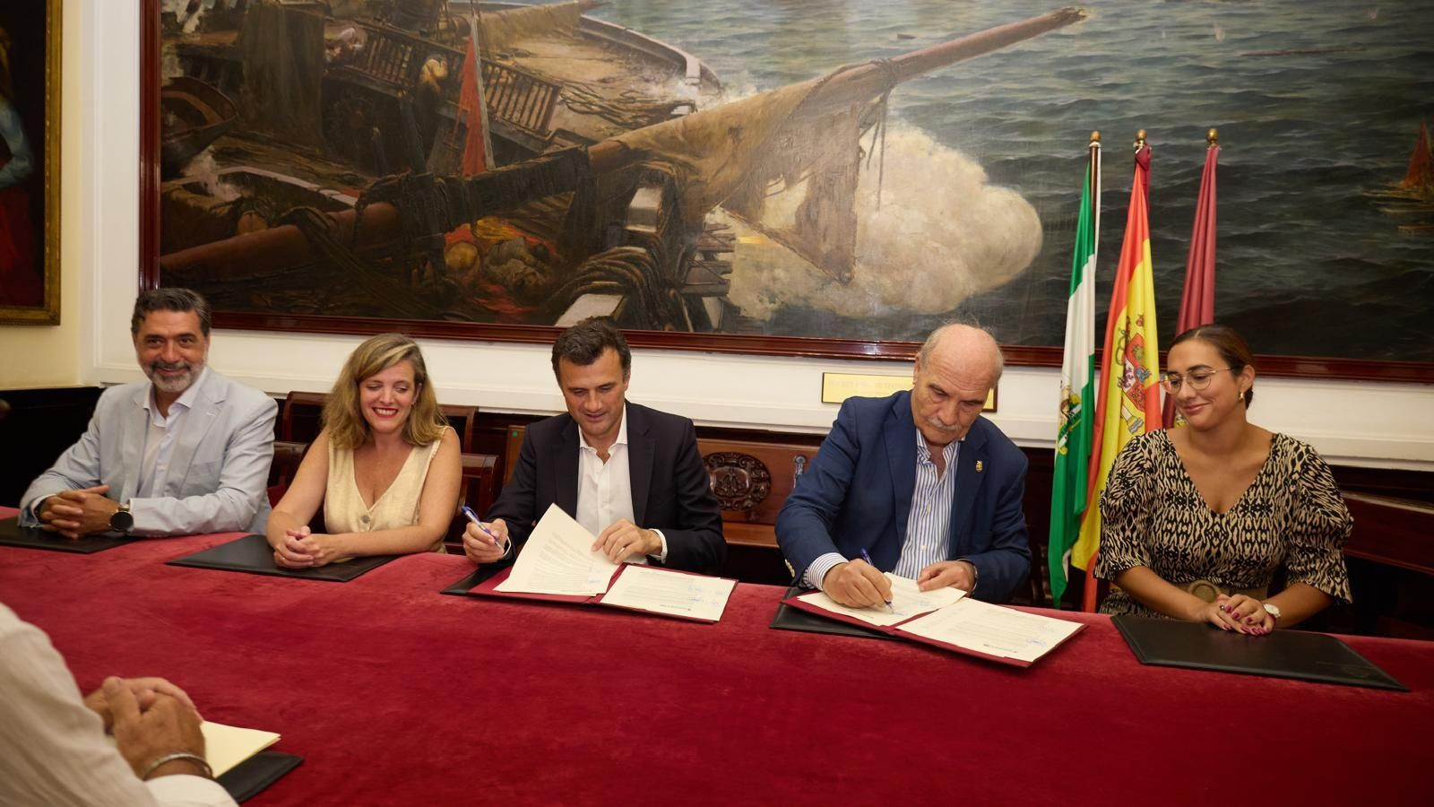 El alcalde y el presidente del Consejo de Hermandades firman el convenio de Glorias.