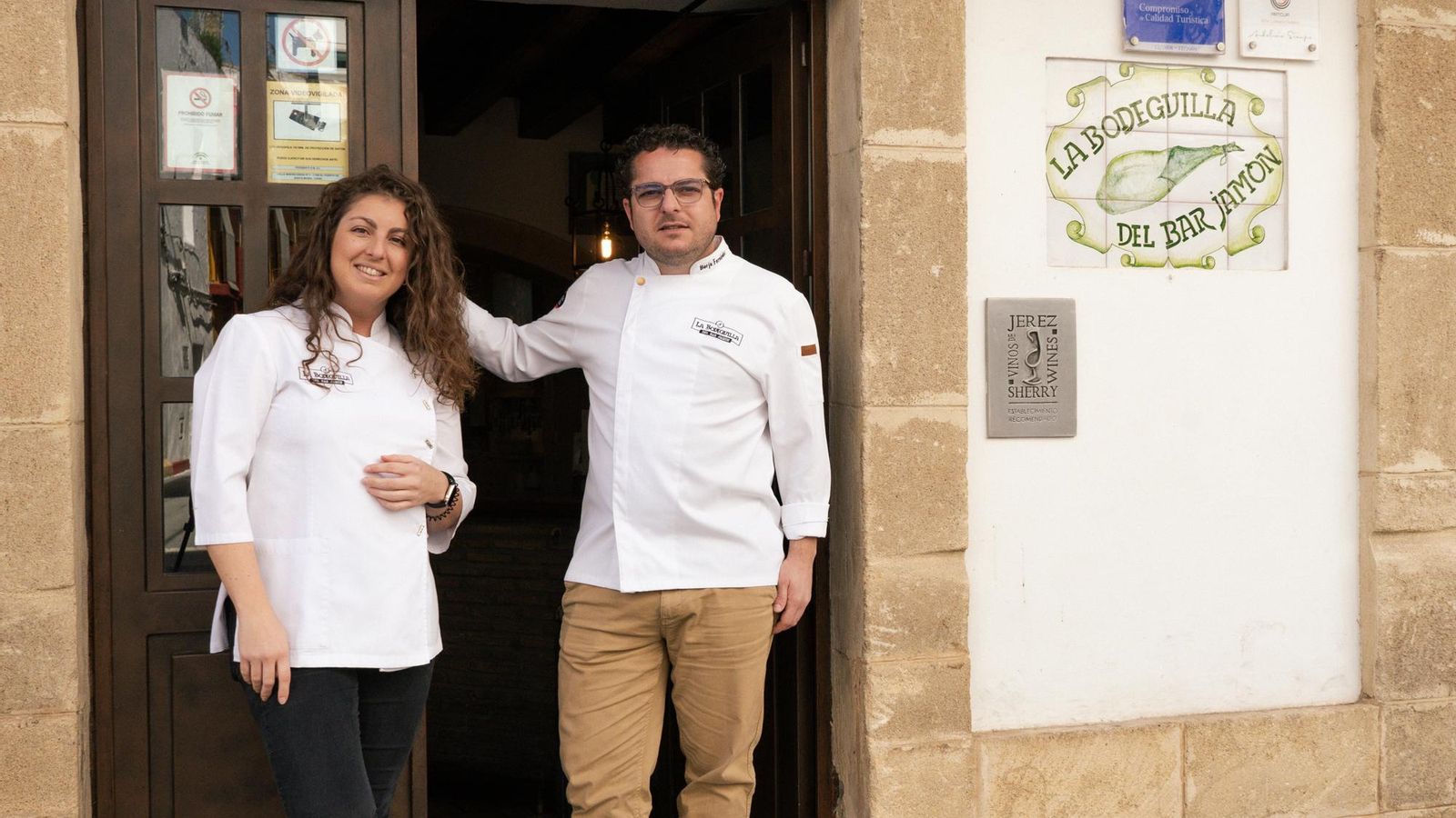 Borja y María Fernández, en la entrada de la Bodeguilla del Bar Jamón