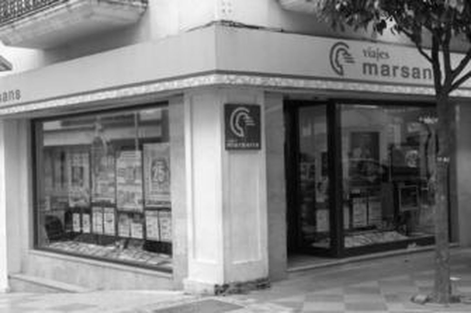 Entrada a una agencia de viajes en el centro de Algeciras.