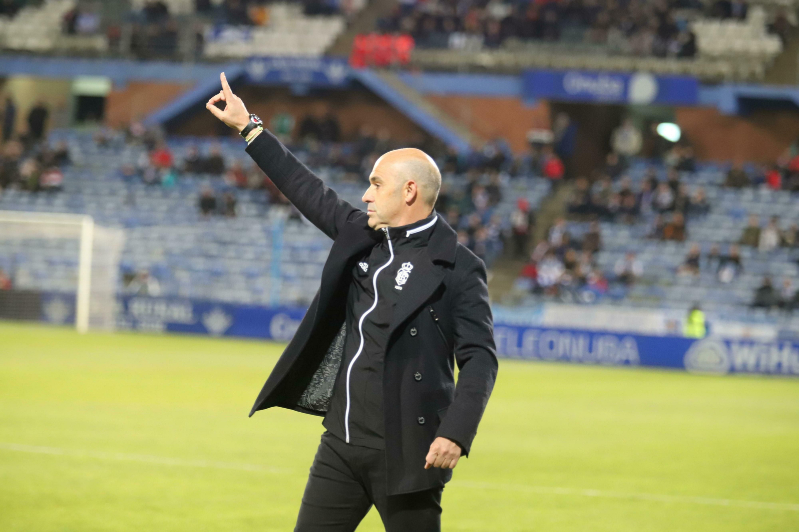 Monteagudo da instrucciones durante el encuentro de Copa con el Fuenlabrada.