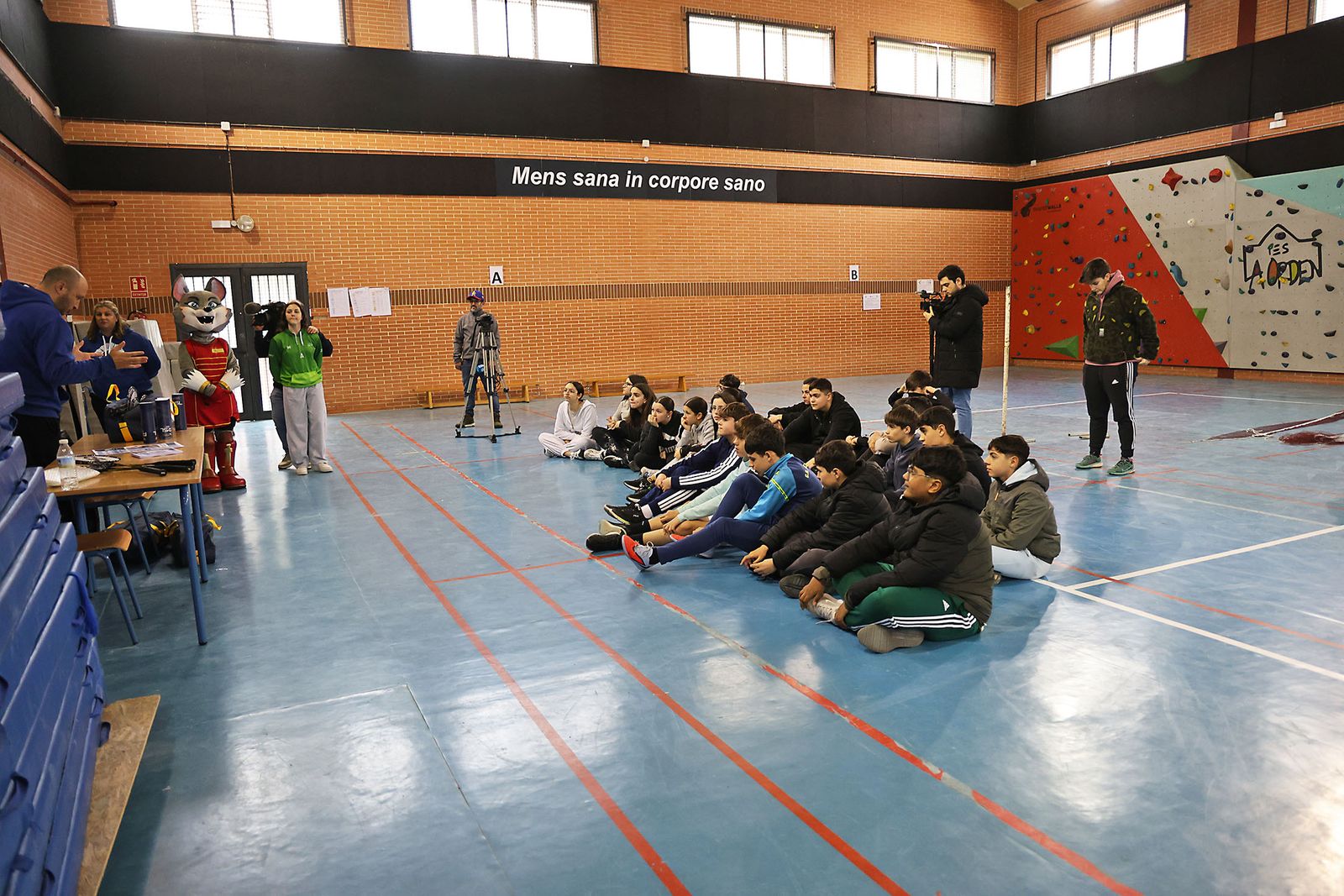Exhibición práctica con alumnos y alumnas para promocionar el Campeonato de Europa de Bádminton en Huelva