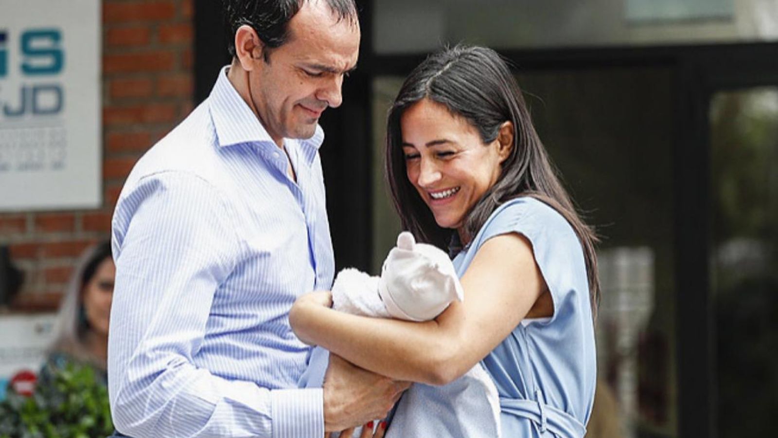 Begoña y su ex marido, cuando salieron del hospital con su hija pequeña, que tiene ahora año y medio.