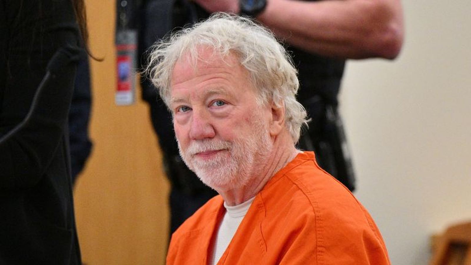 Timothy Busfield en la sala donde escuchó la medida judicial