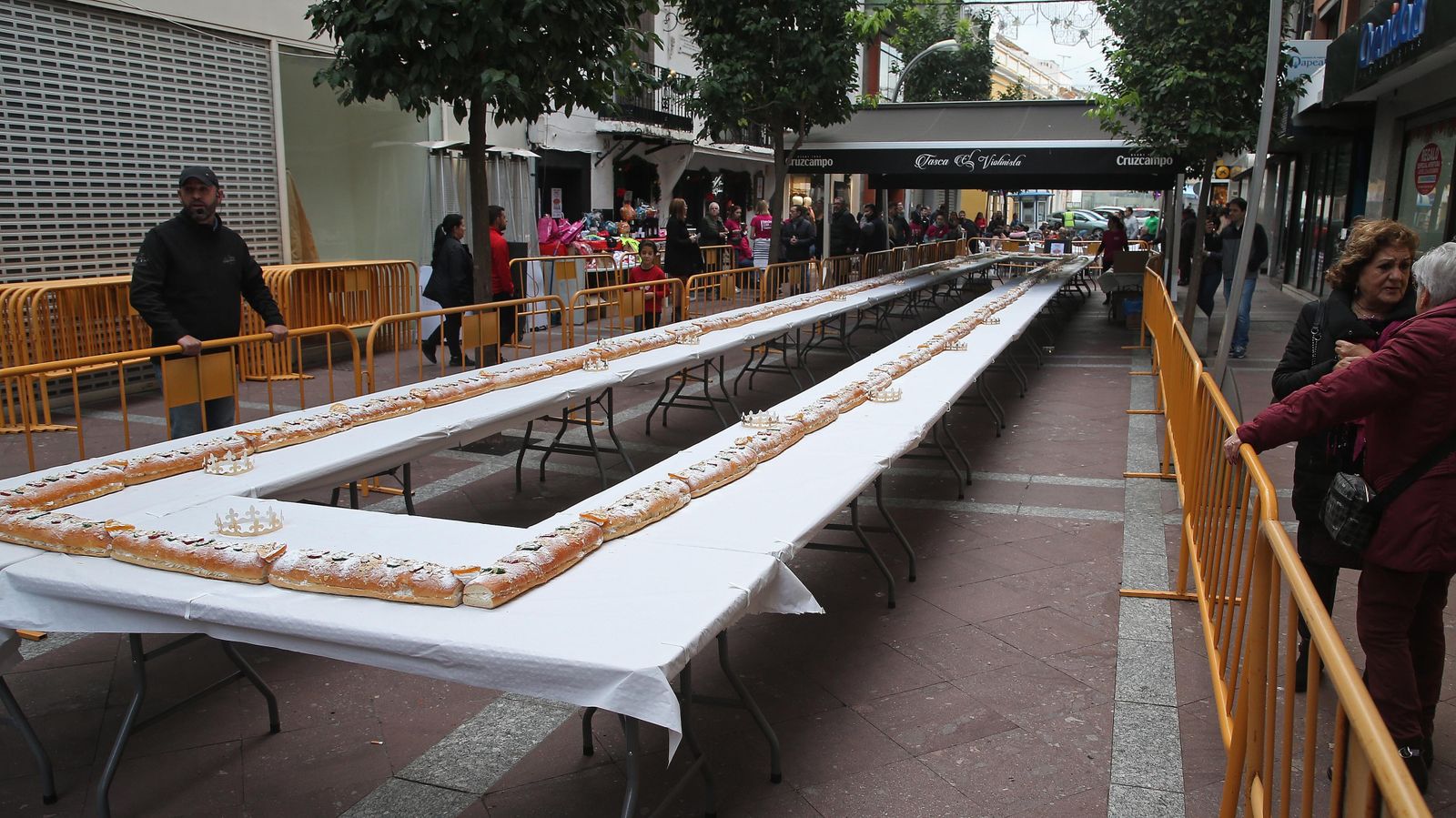 Fotos del II Roscón de Reyes gigante en Algeciras