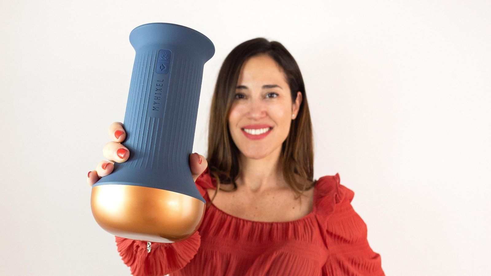 Patricia López con uno de los masturbadores masculinos que Myhixel ha diseñado para la eyaculación precoz