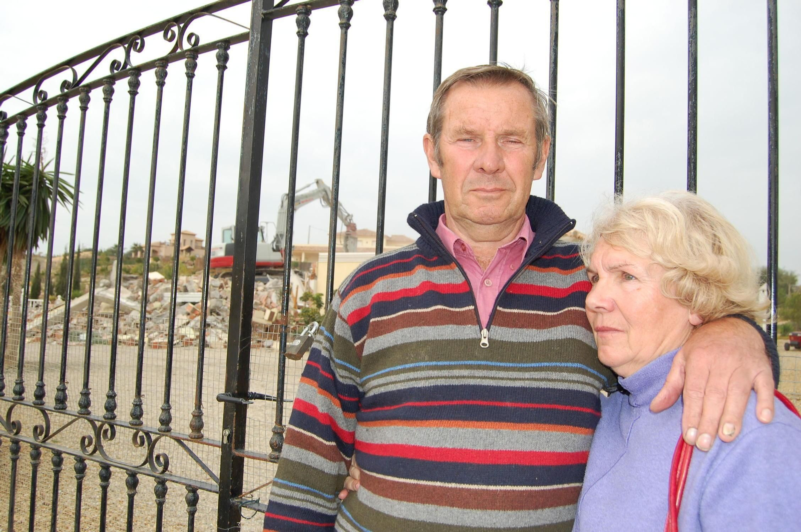 El matrimonio  Prior  ante su vivienda derruida.