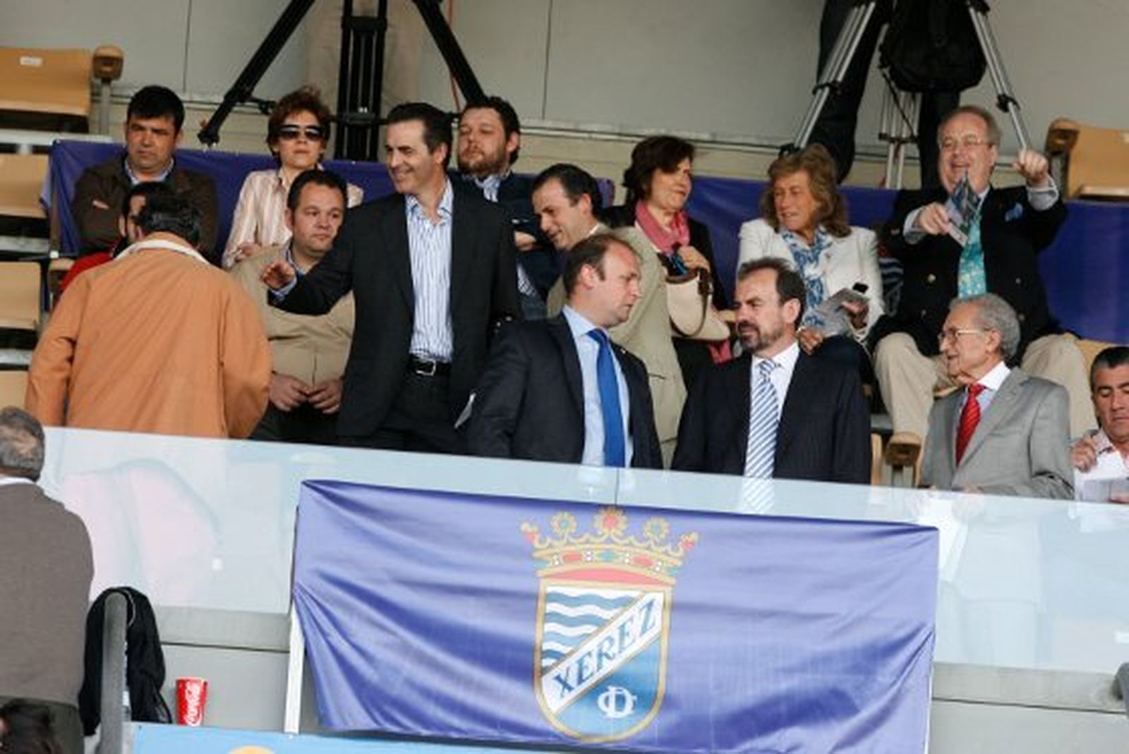 Ángel Torres, presidente del Getafe, y Federico Souza estuvieron en el palco al igual que el jerezano Manolo Ruiz, otrora segundo entrenador del cuadro madrileño.

Foto: Pascual