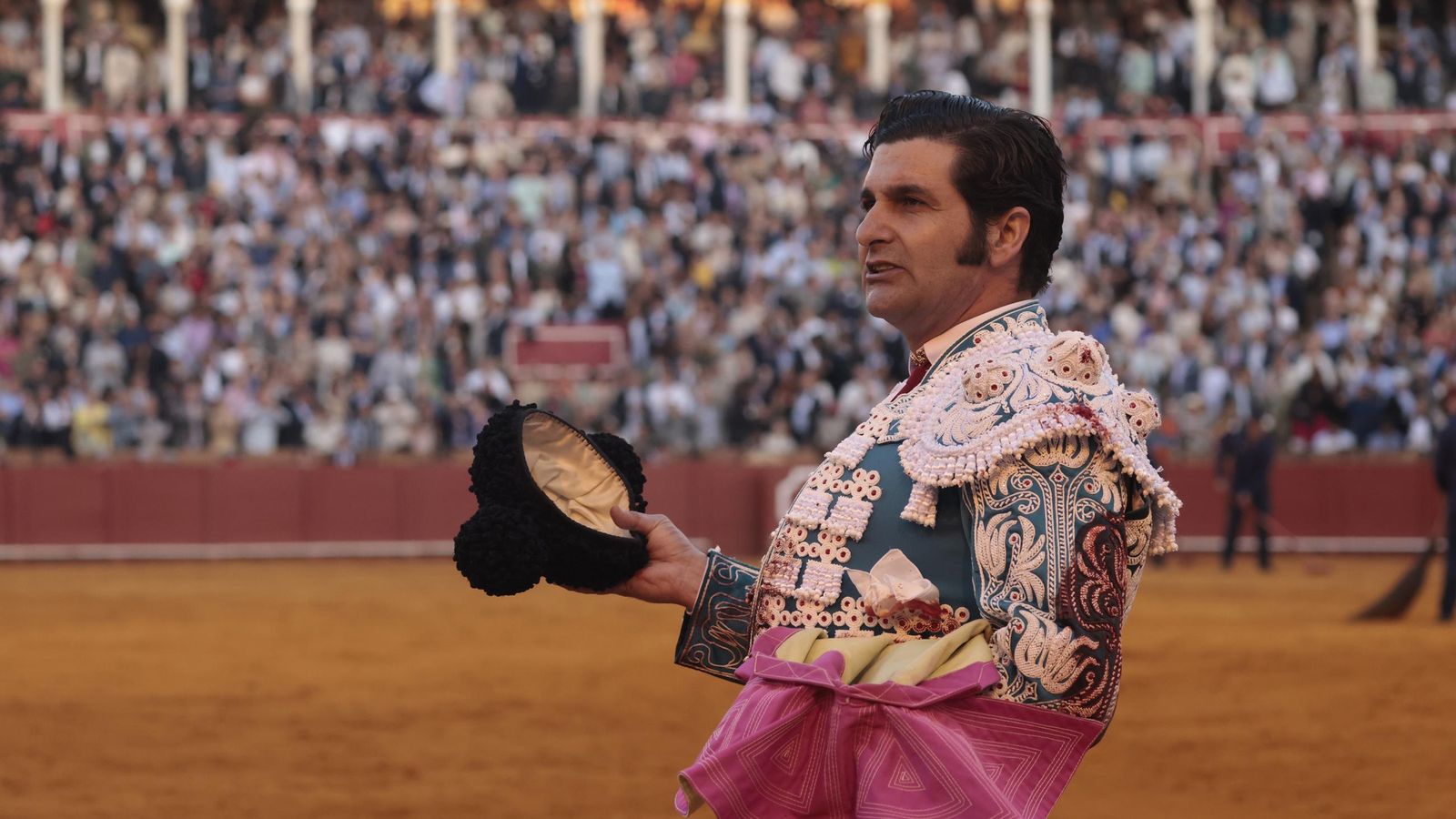 Morante da la vuelta al ruedo en la plaza de la Maestranza en la Feria de Abril de 2025.