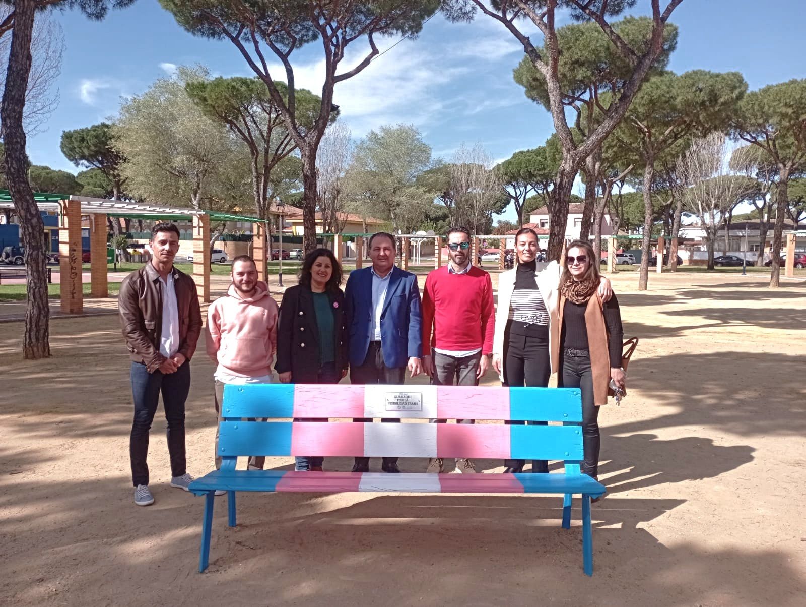 Banco con los colores de la bandera trans.