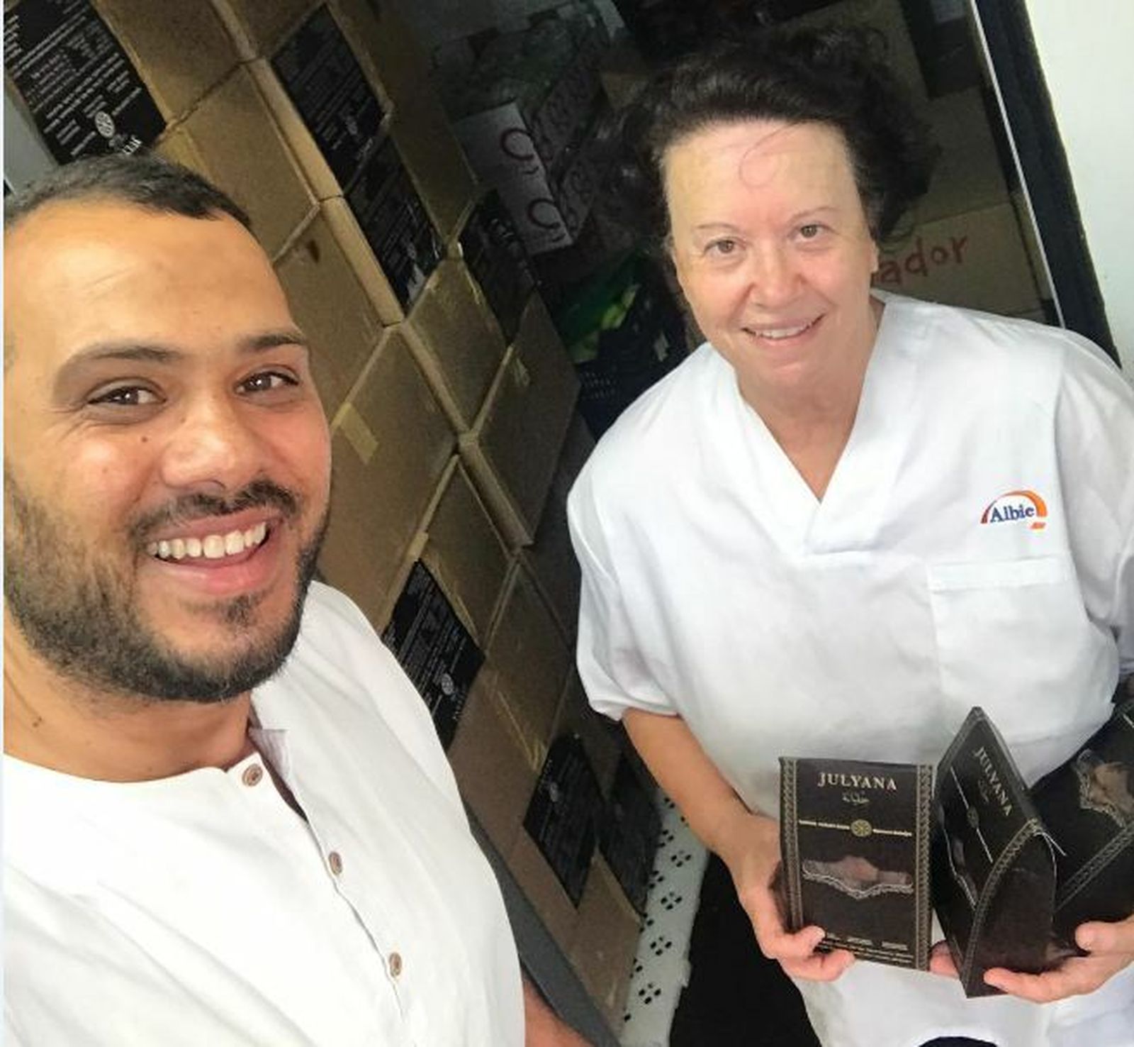 Kamal Cheddad Saber, presidente de Omar Ibnu Ljattab, en una de las donaciones.