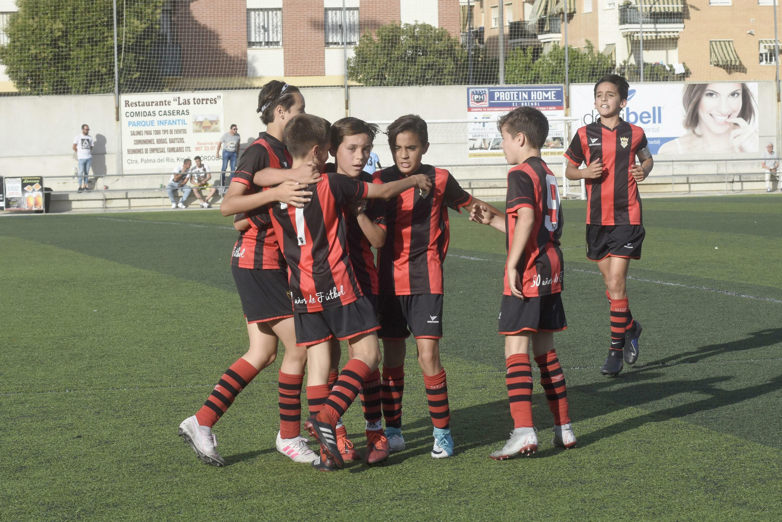 Los jugadores del Séneca alevín celebran uno de sus goles ante el Cartaya.