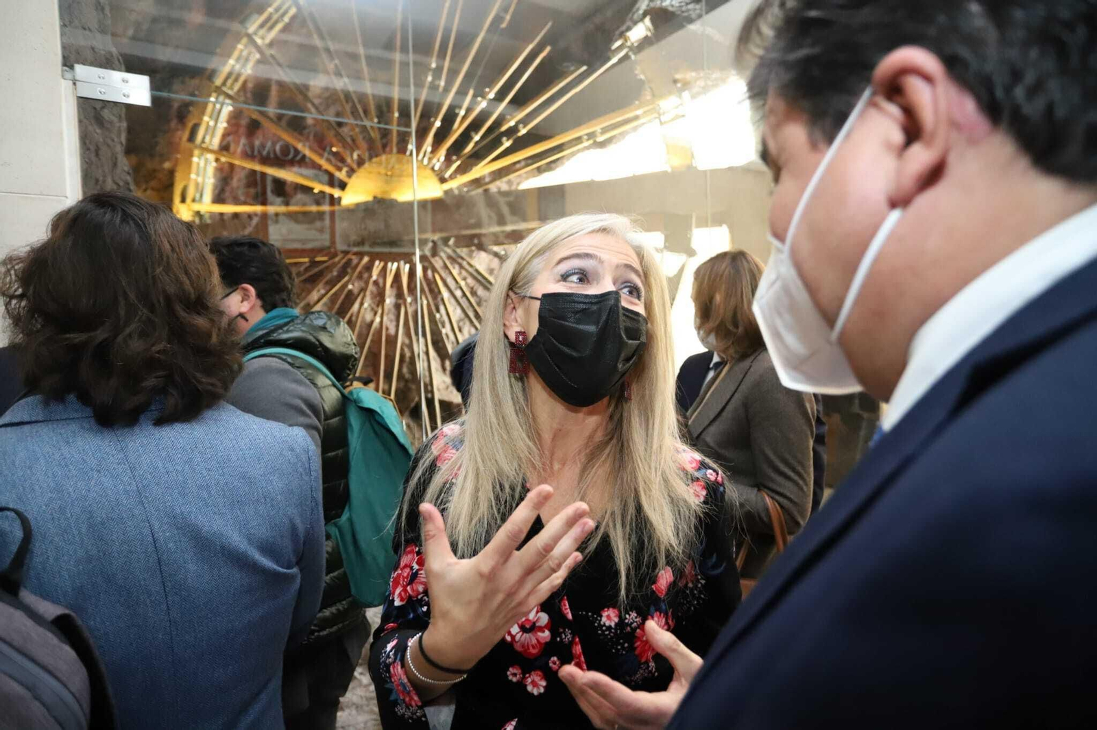 La consejera de Cultura, Patricia del Pozo, conversa con el alcalde de Huelva, Gabriel Cruz, en el Museo Provincial esta mañana.