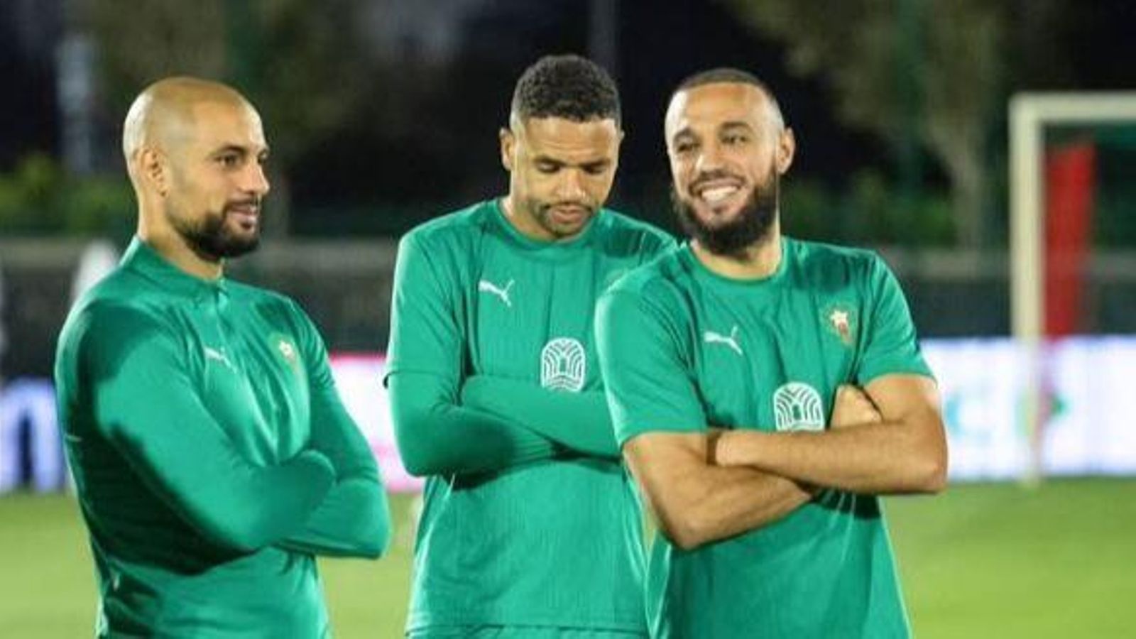 Amrabat, junto a En-Nesyri y otro futbolista de la selección de Marruecos.