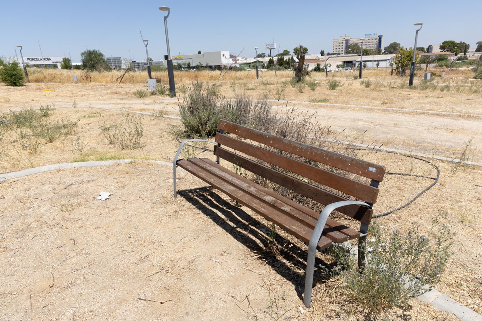 El estado de abandono del parque infantil del Jaén Plaza, en imágenes