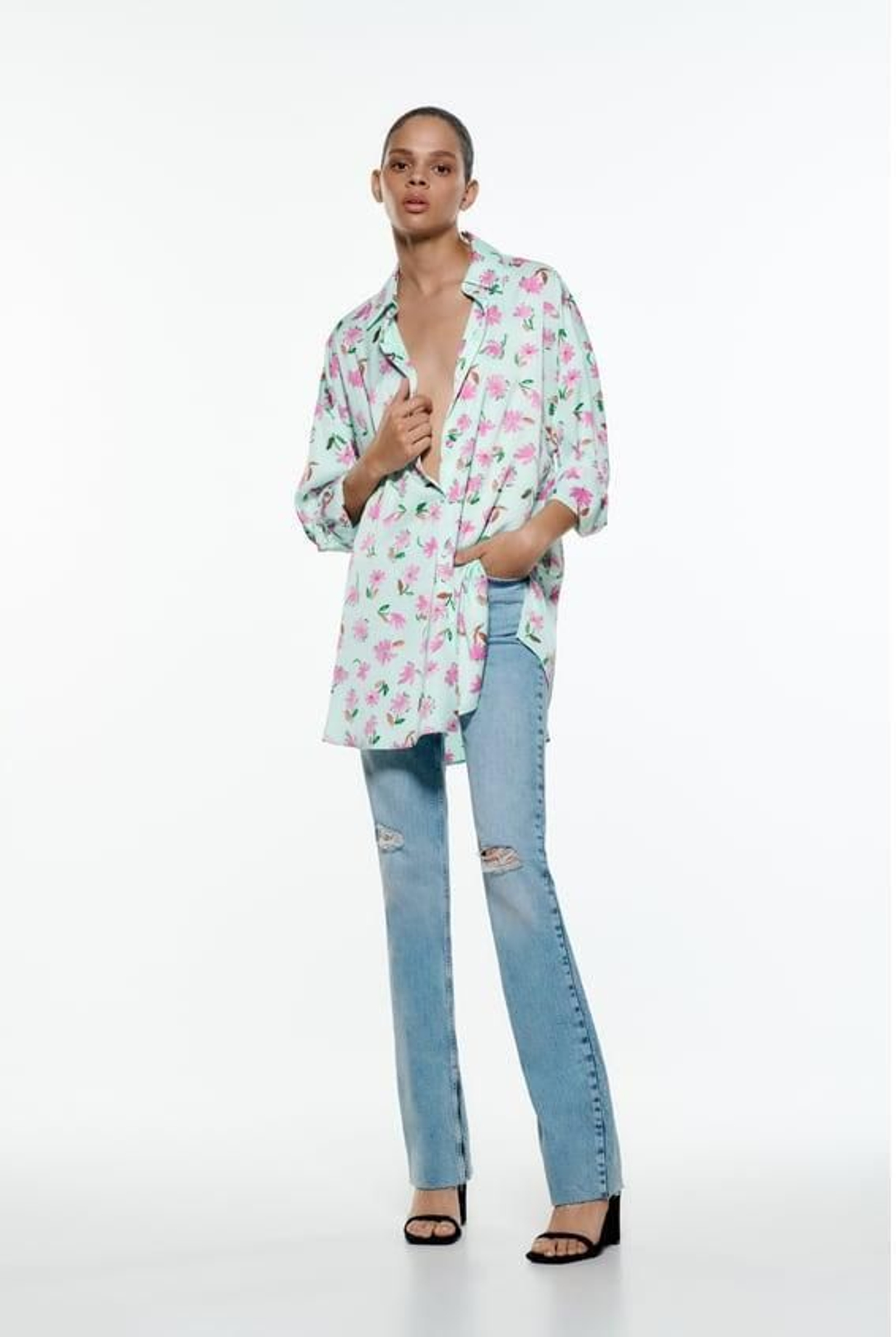 Blusa de flores oversize de Zara.