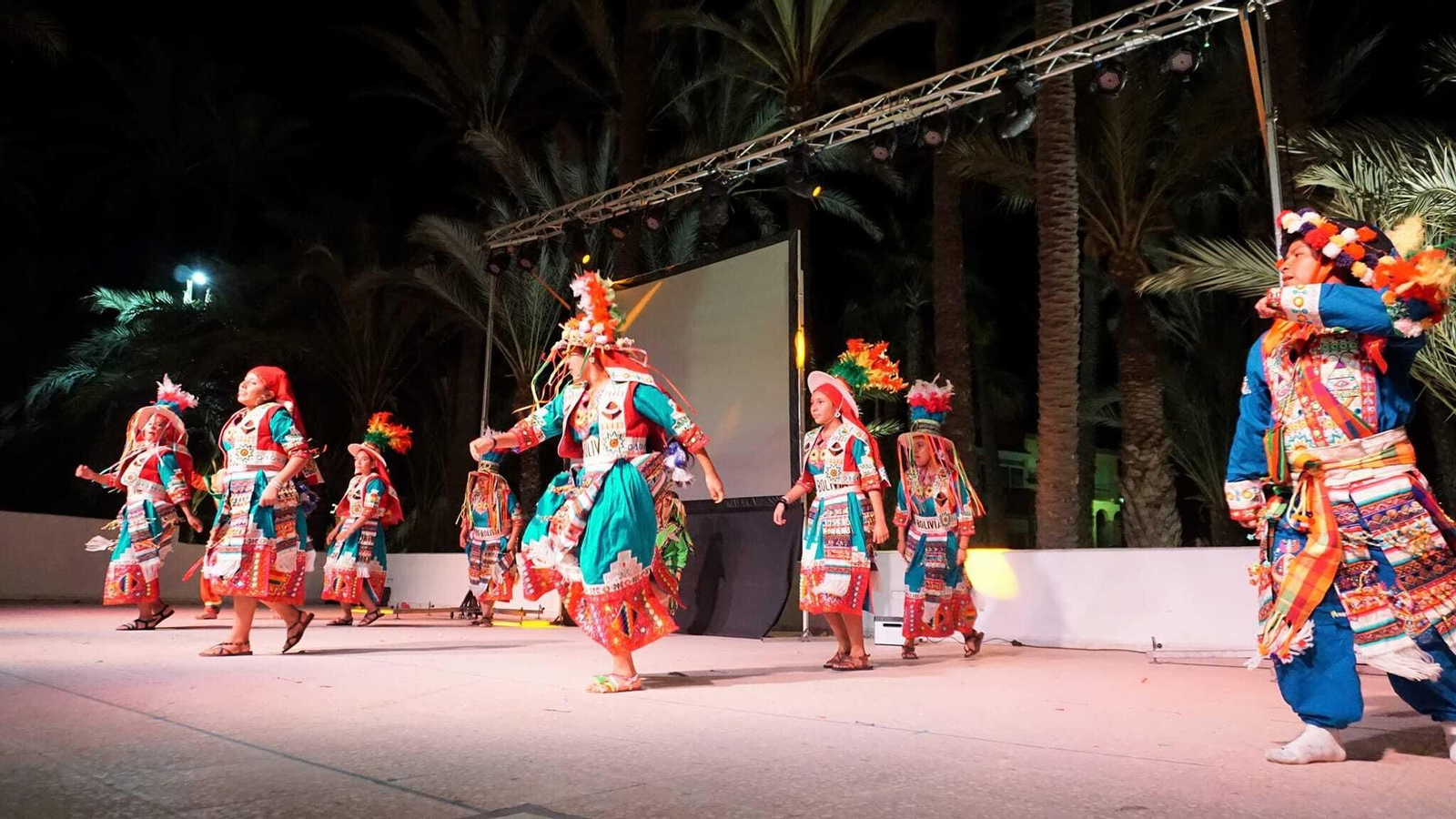 Baile de integración en el II Festival artístico Iberoamericano de Vera.