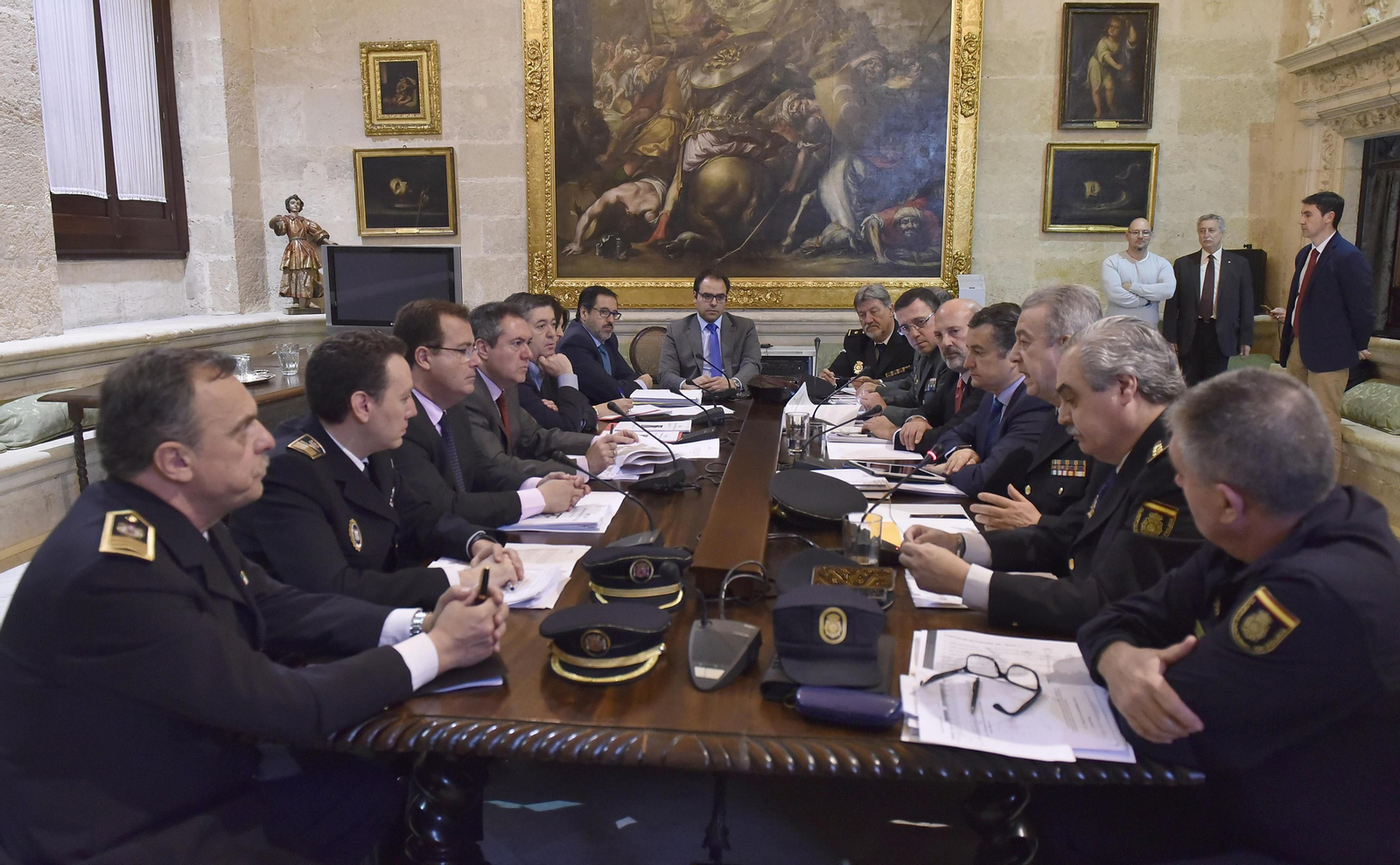 Espadas y Sanz, durante la reunión para preparar el dispositivo especial de seguridad para las Fiestas de Primavera.