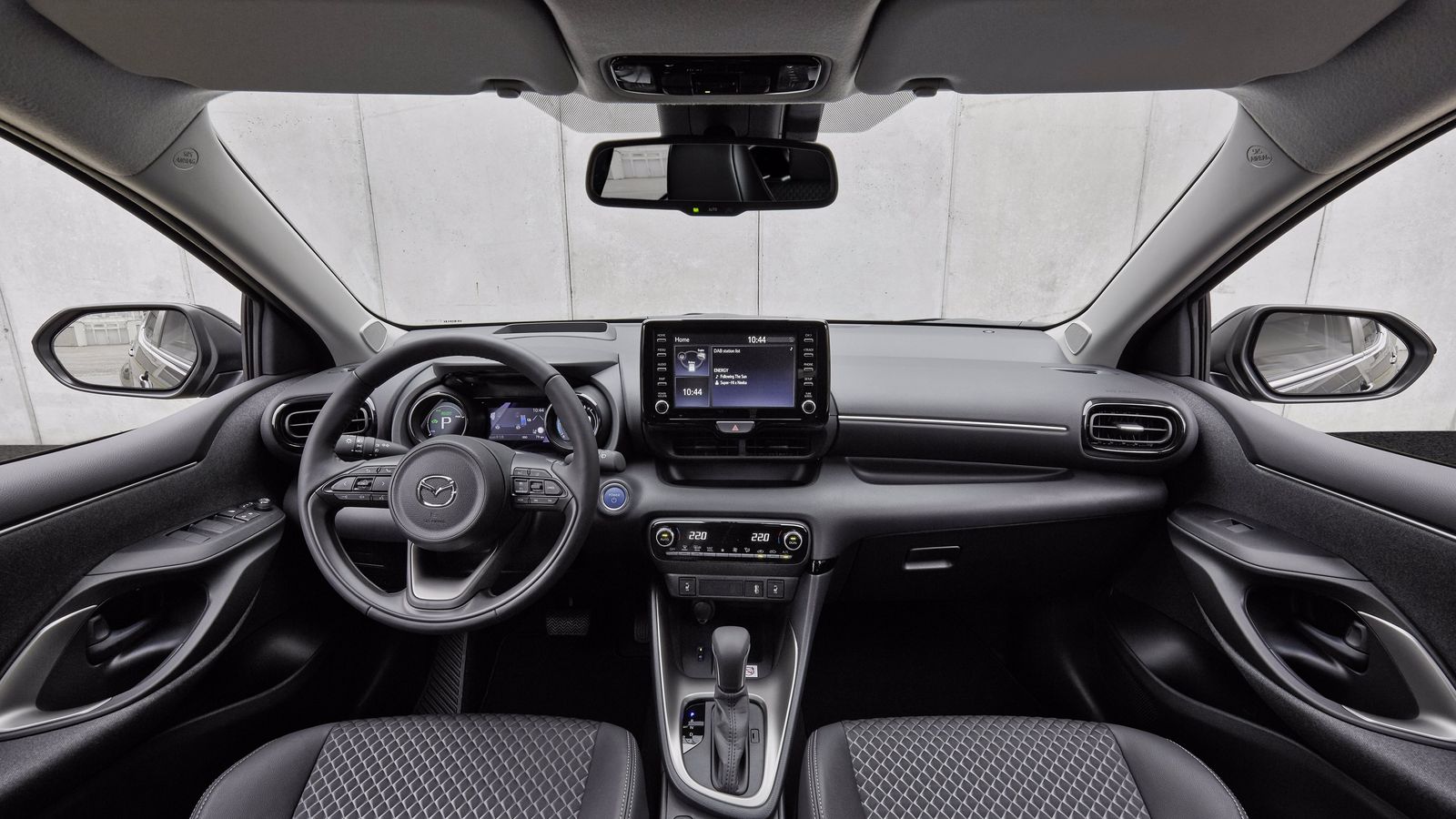 El diseño del interior es distinto al del Yaris, si bien el Mazda2 Hybrid1 coincide con éste en la situación de los distintos elementos.