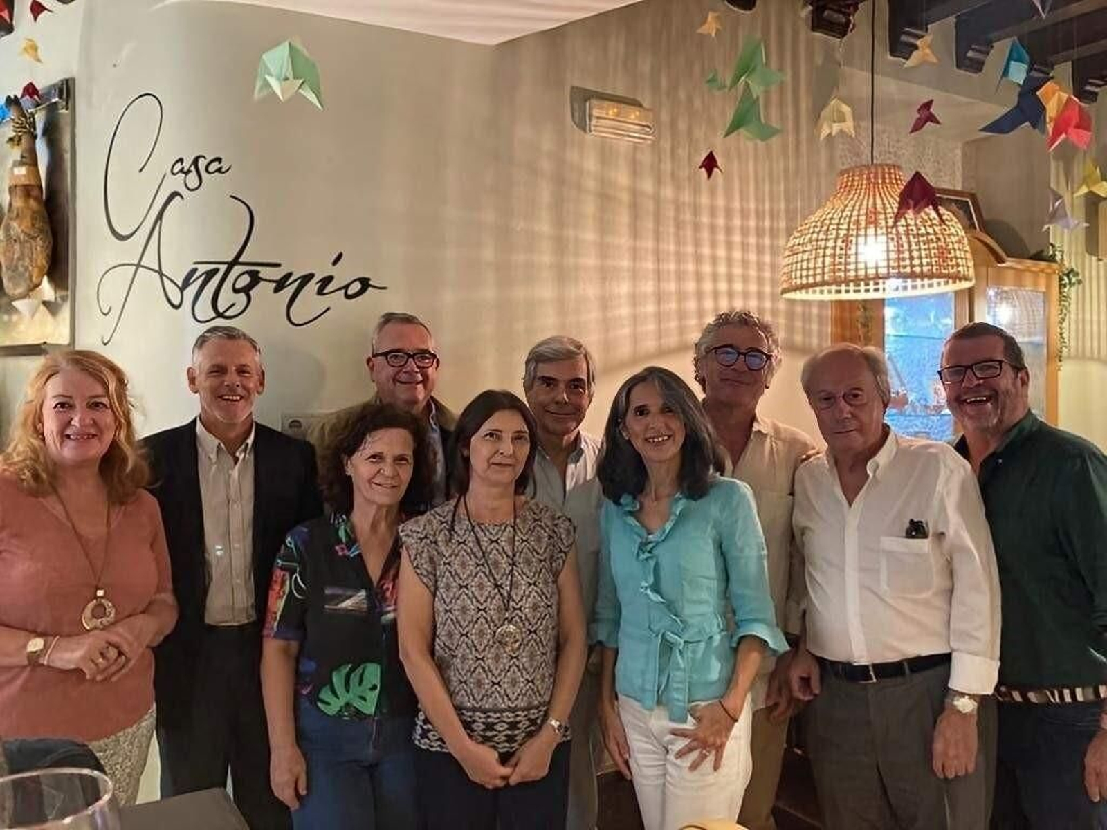 El homenajeado Alfonso Gallego con Javier Cano, Juan José Romero, Eloy Gómez, Evaristo Cantero, Francisco Orgambides, Pilar Cárdenas, María José del Álamo, Cele Ríos y Chari Fernández.