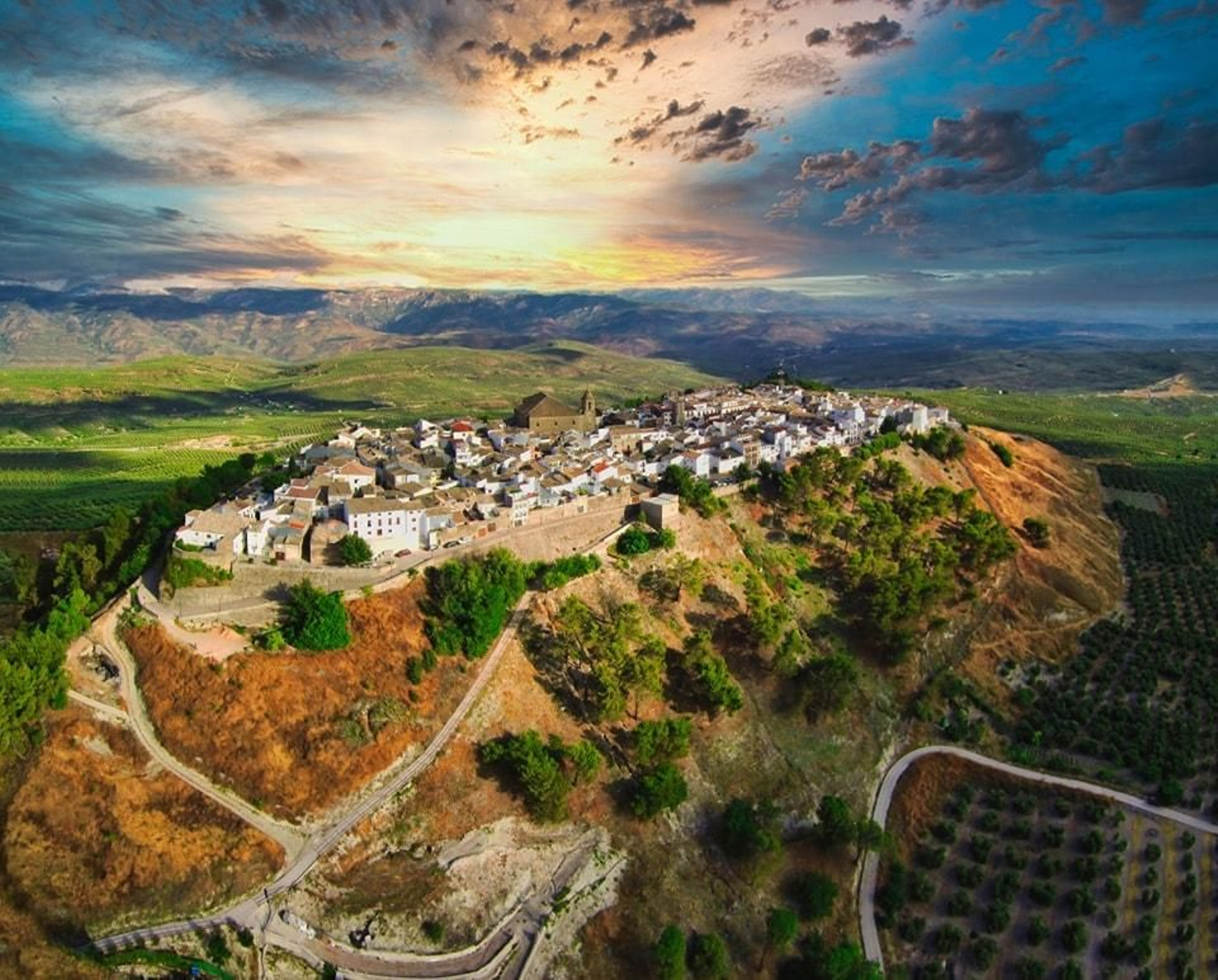 Vista aérea de Iznatoraf, asentado sobre un cerro amurallado y rodeado por un mar de olivos, uno de los miradores naturales más espectaculares de la provincia de Jaén.