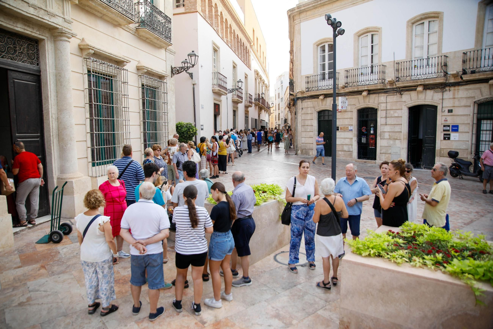 Las imágenes del reparto de abanicos en la Plaza de la Constitución en Almería