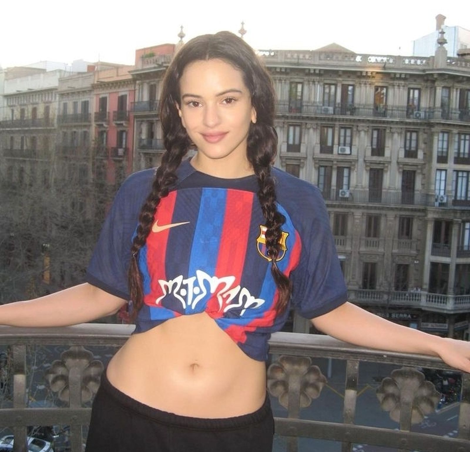 Rosalía ya se ha enfundado la camiseta 'Motomami' del FC Barcelona.