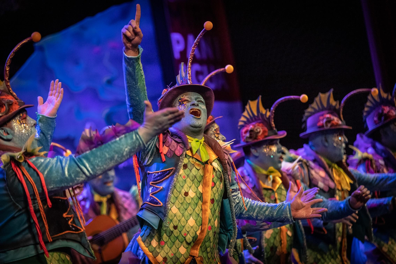 La comparsa 'El arrecife' sobre las tablas del gran teatro Falla