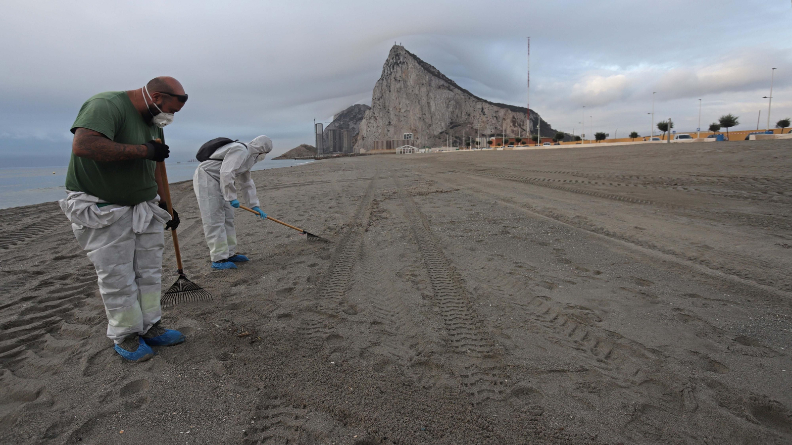 Fotos de las labores de limpieza en la playa de Santa Barbara por el nuevo vertido del 'OS 35' en La Línea