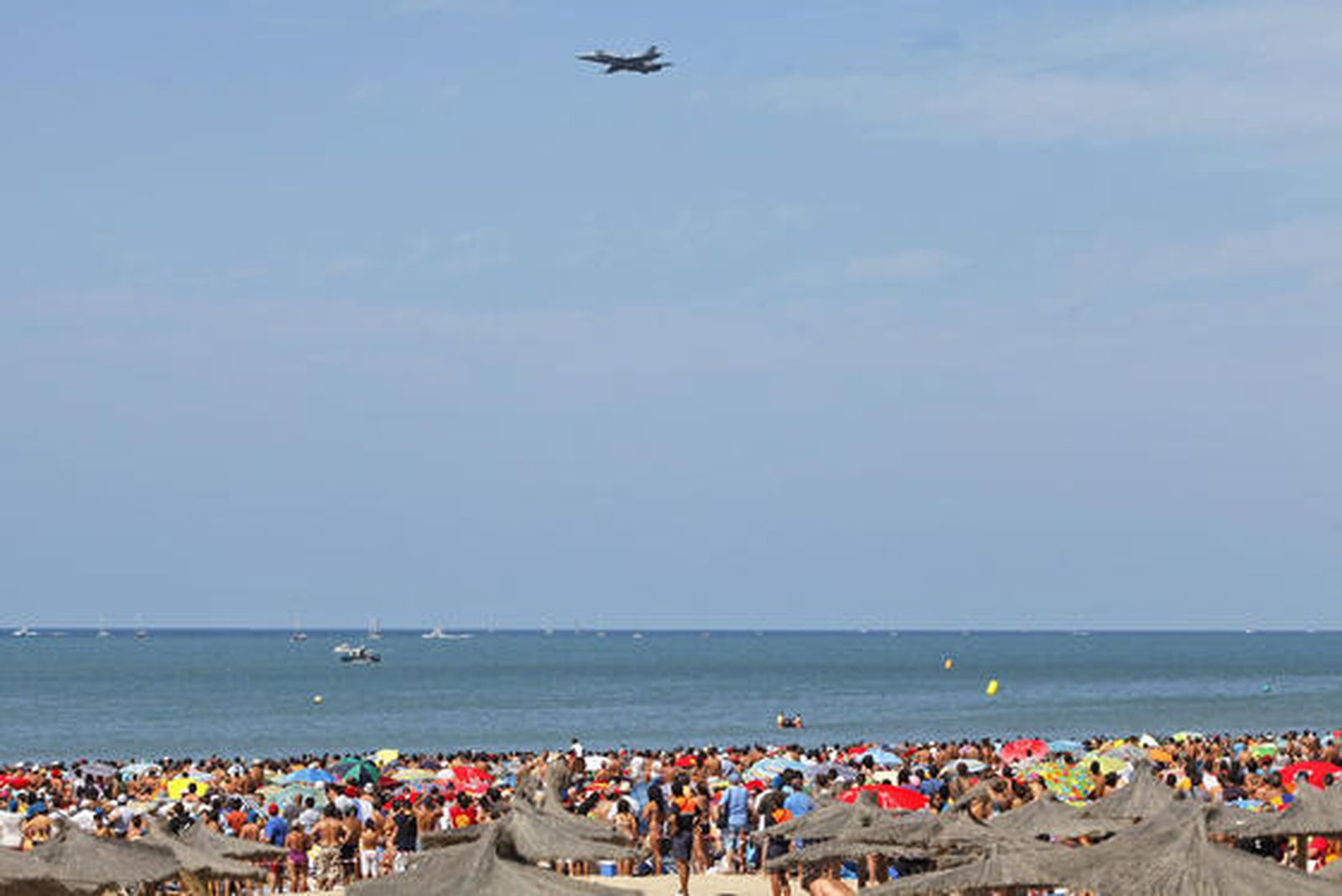 190.000 personas disfrutan del III Festival Aéreo en la playa de la Victoria. /Foto: Jesús Marín