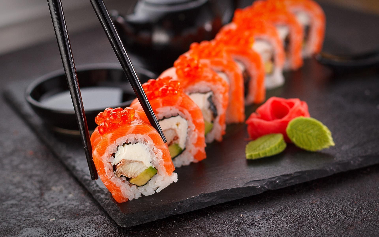 El sushi es de lo más demandado en los restaurantes japoneses. El sushi es de lo más demandado en los restaurantes japoneses.