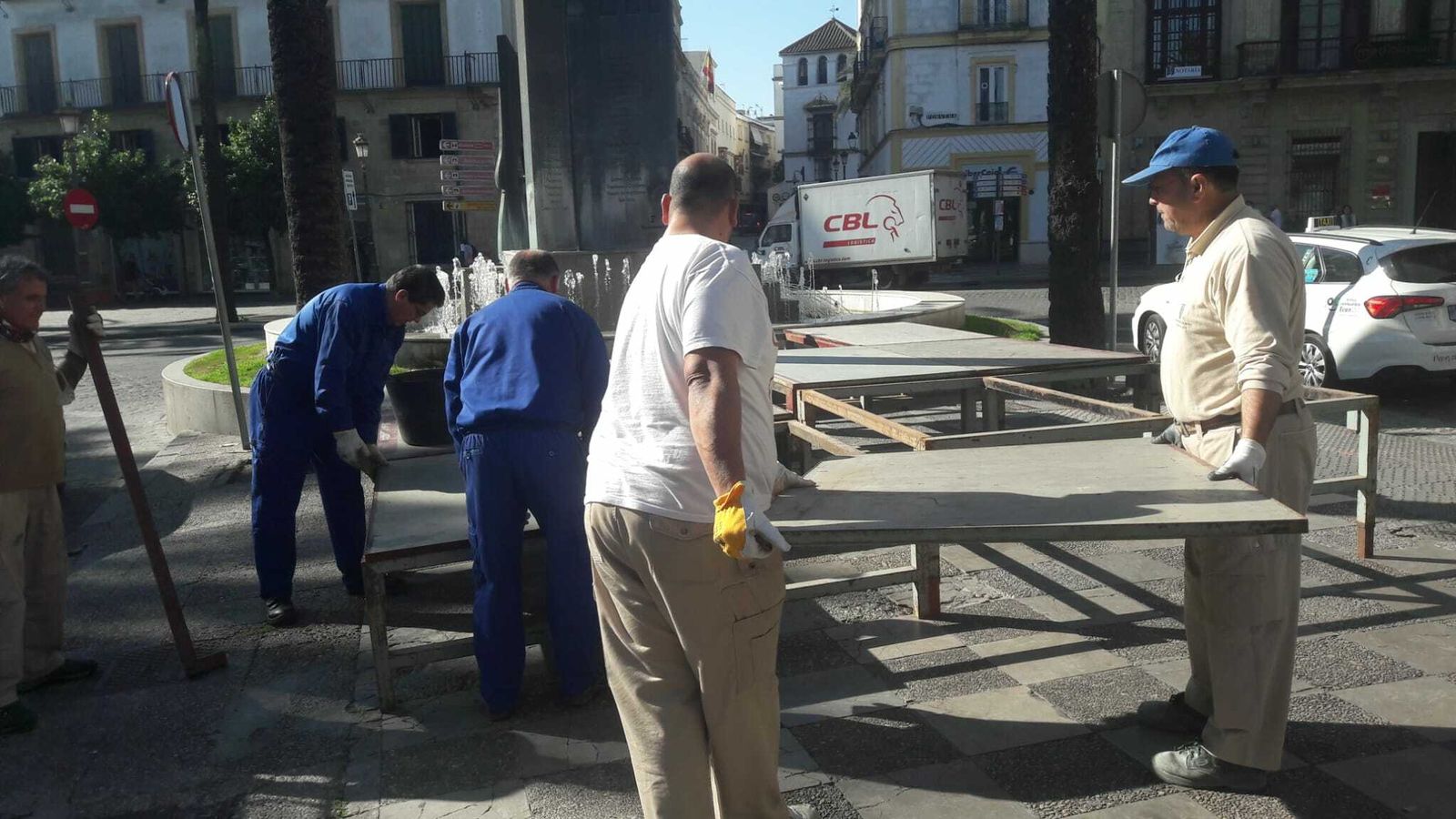 Inicio de los trabajos de montaje de los palcos en la Alameda Cristina.