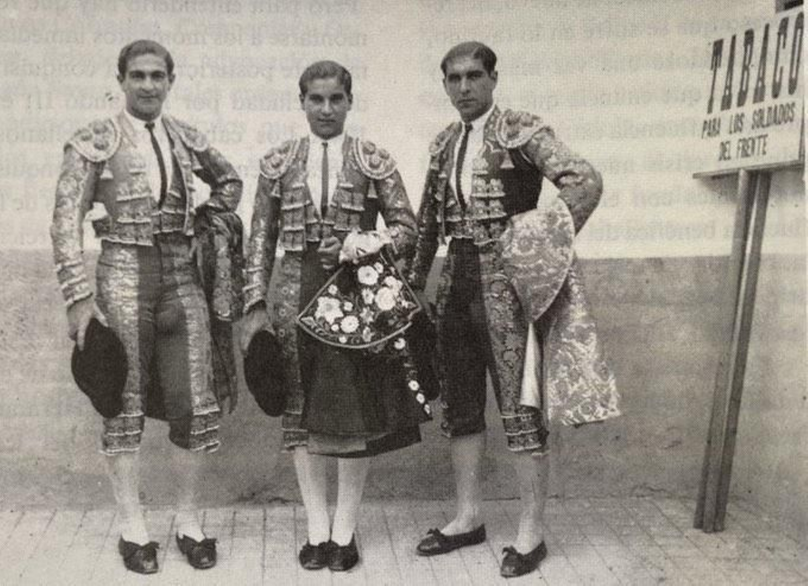 Antonio, con sus hermanos Manolo y Pepe en 1937 antes de torear en Sevilla.