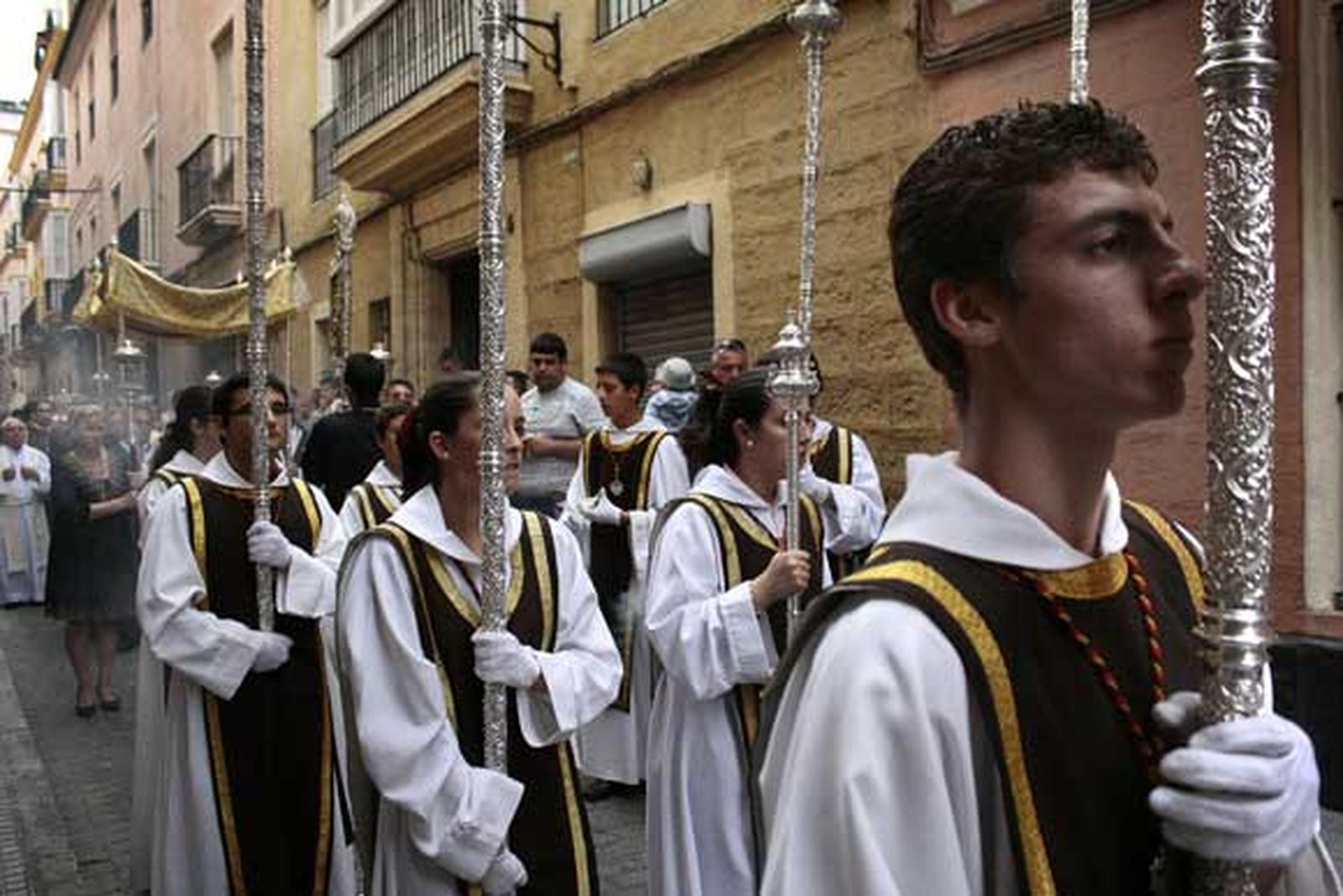 El Mentidero, Santa María y La Viña vivieron sus procesiones eucarísticas este fin de semana./ Fotos: Almudena Torres

Foto: Almudena Torres