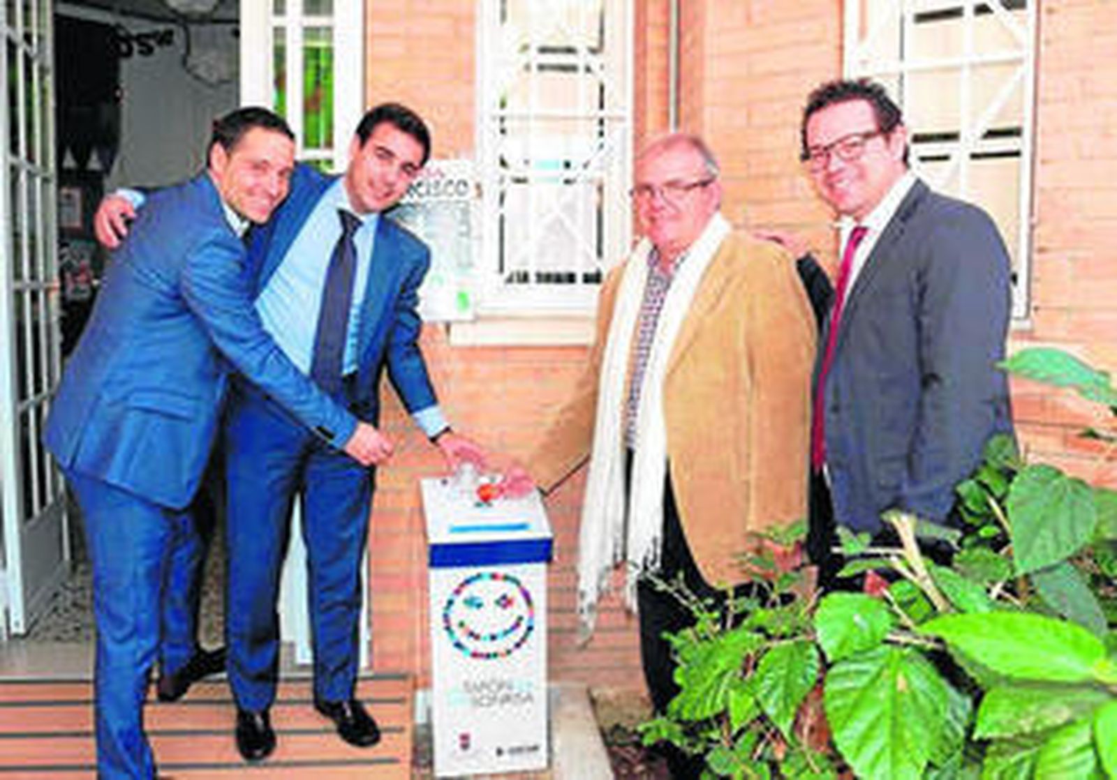 El alcalde Antonio Bonilla con varios responsables de la empresa Clece en la escuela infantil Los Geranios.