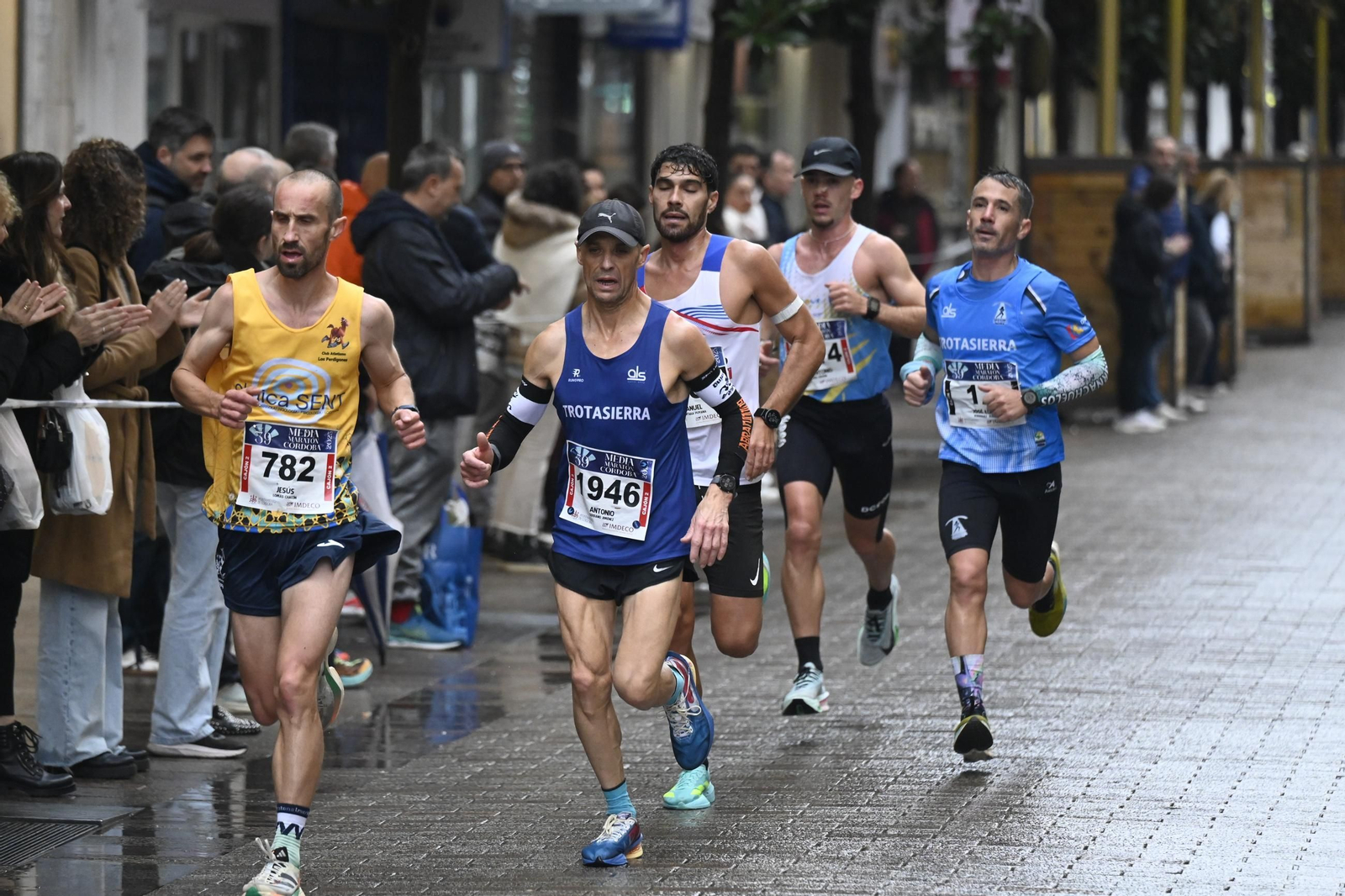 El paso de la Media Maratón de Córdoba 2025 por el centro de la ciudad