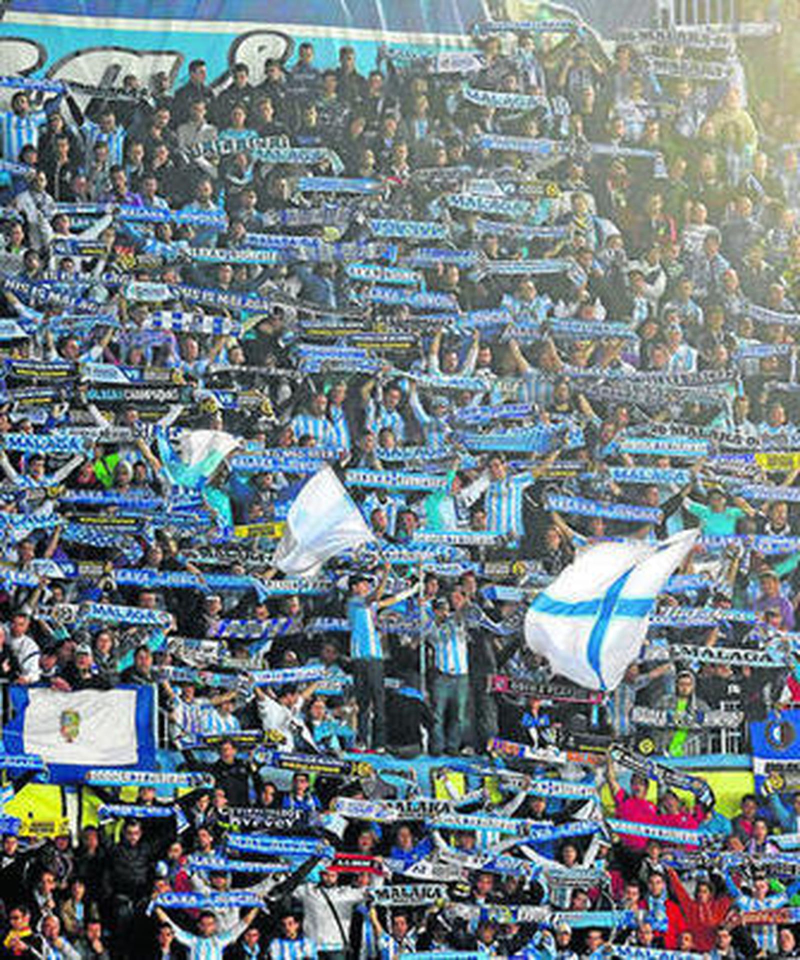 Los seguidores de la curva Malaka vibran durante un tramo del partido.